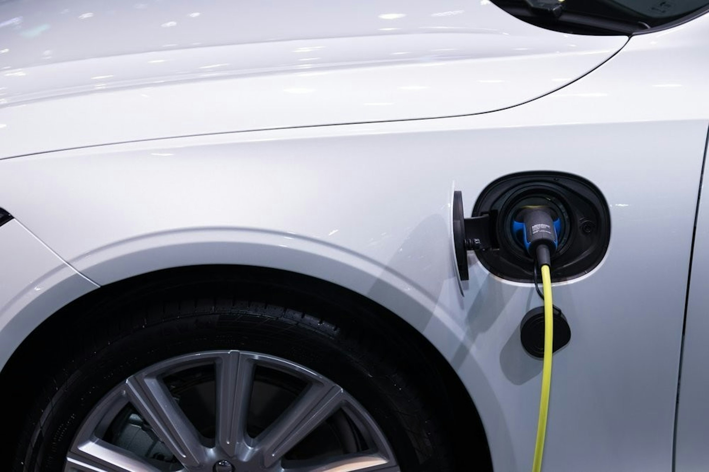 照片中包含了充電汽車混合動力車、電動車、特斯拉公司、汽車、充電站