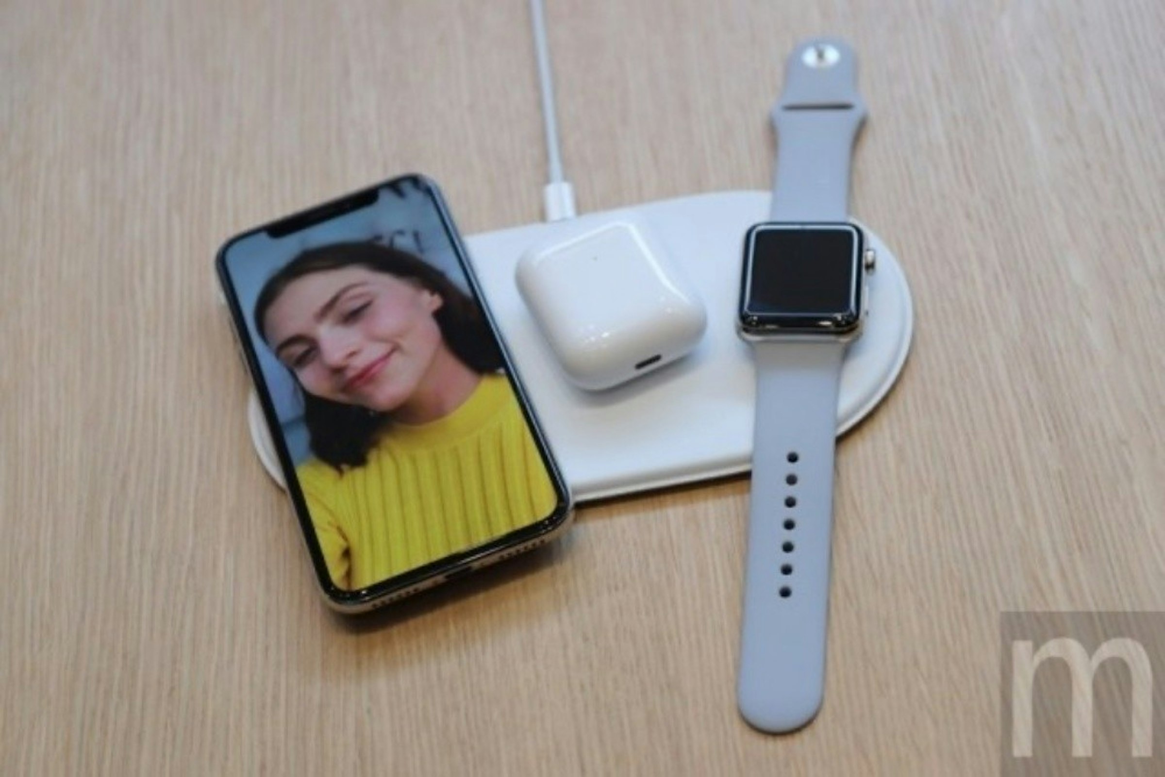 照片中提到了m、.... ...，跟電影通行證有關，包含了電子產品、空中力量、蘋果、iPhone X、iPhone 12