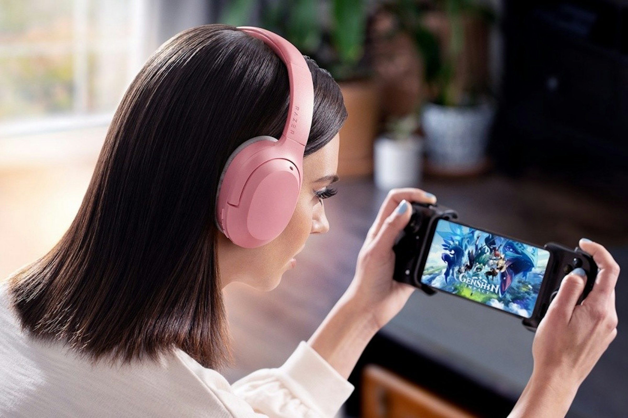 照片中提到了GENSHIN，包含了女孩、Razer Hammerhead True Wireless耳塞、雷蛇公司、雷蛇、無線