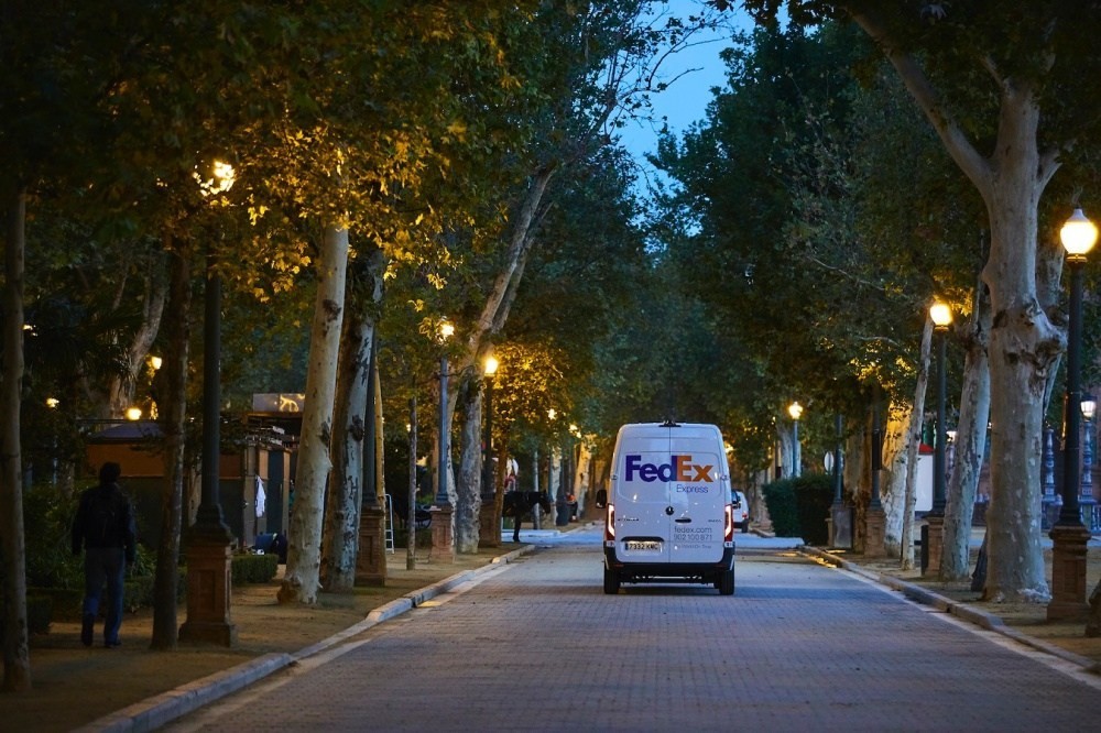 照片中提到了FedEx、Express、87332KMC，包含了聯邦快遞、聯邦快遞、紐約證券交易所：FDX、商業、貨運航空公司