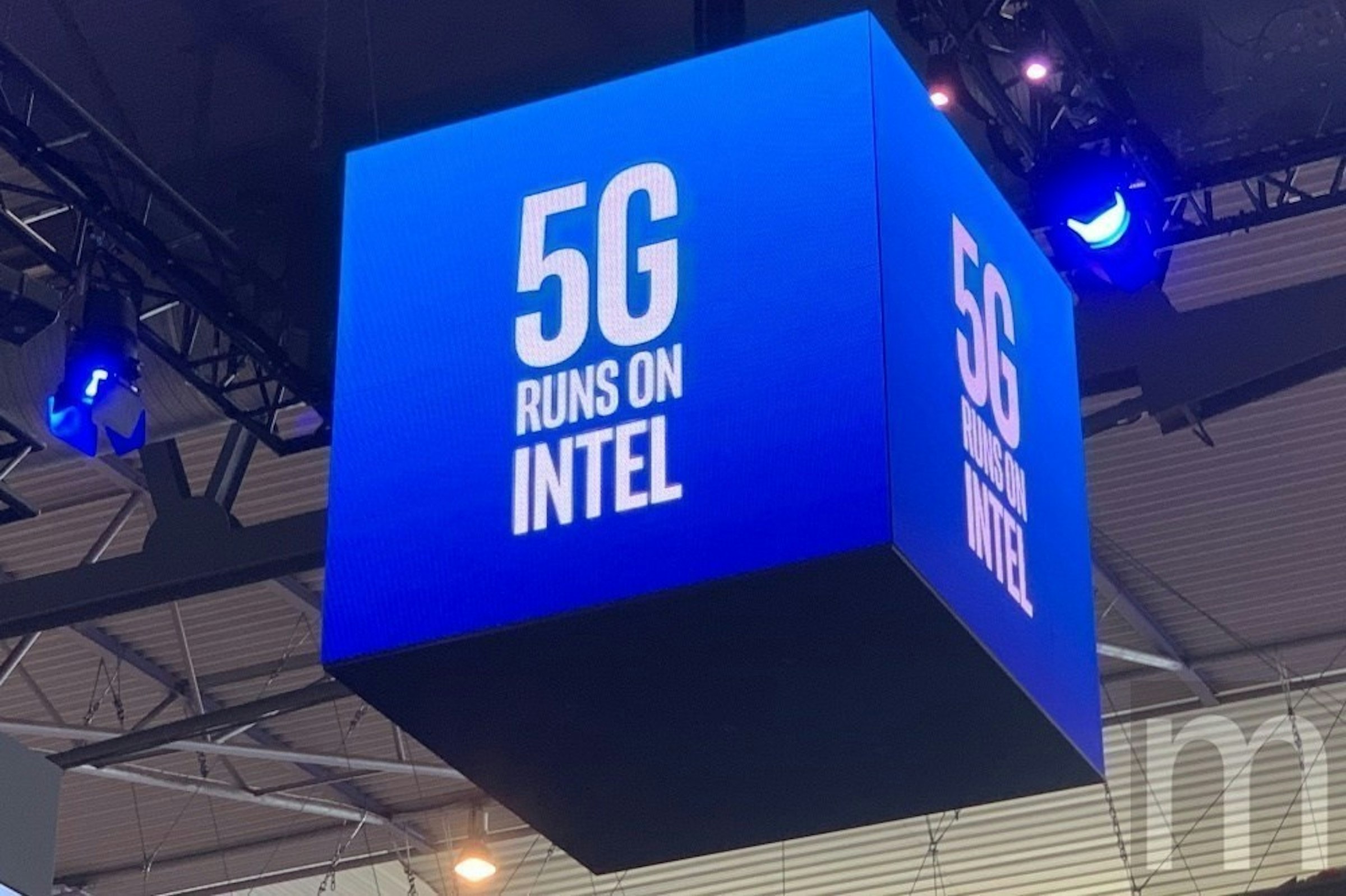 照片中提到了5G、ALNX、RUNS ON，包含了展示廣告、高通公司、5G、集成電路、英特爾