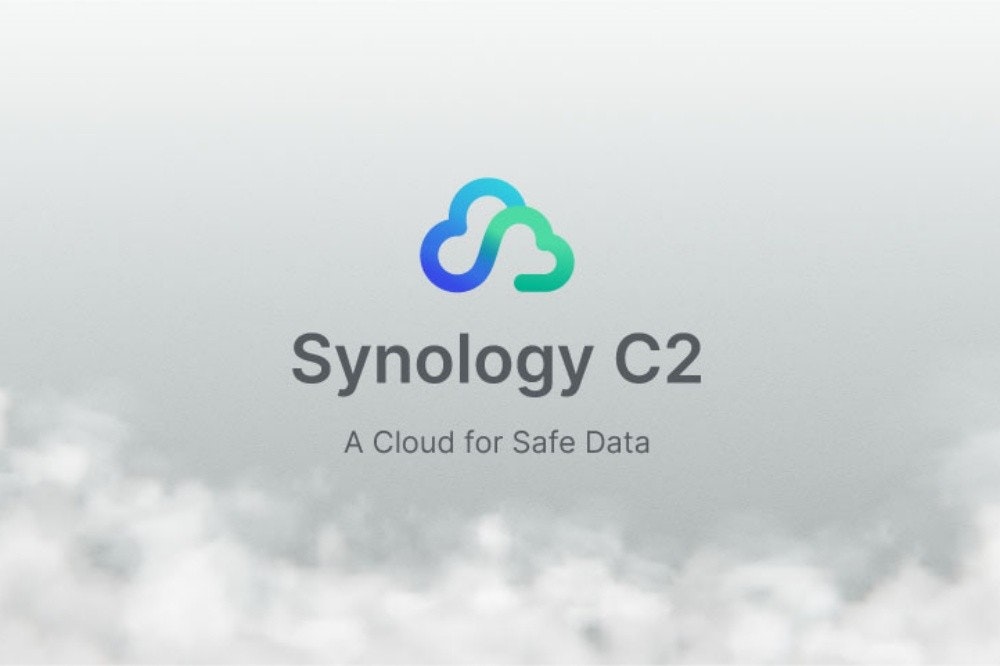 照片中提到了Synology C2、A Cloud for Safe Data，跟春秋航空有關，包含了天空、商標、產品設計、字形、牌
