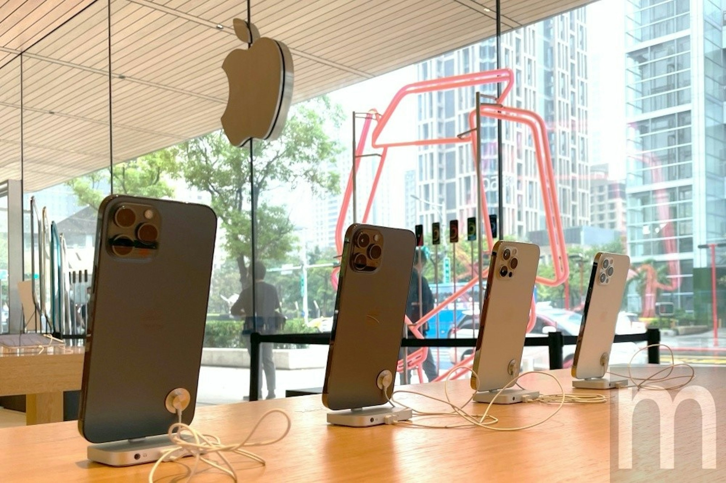 照片中提到了m，包含了家具類、iPhone 12迷你、蘋果iPhone 12 Pro Max、蘋果、蘋果