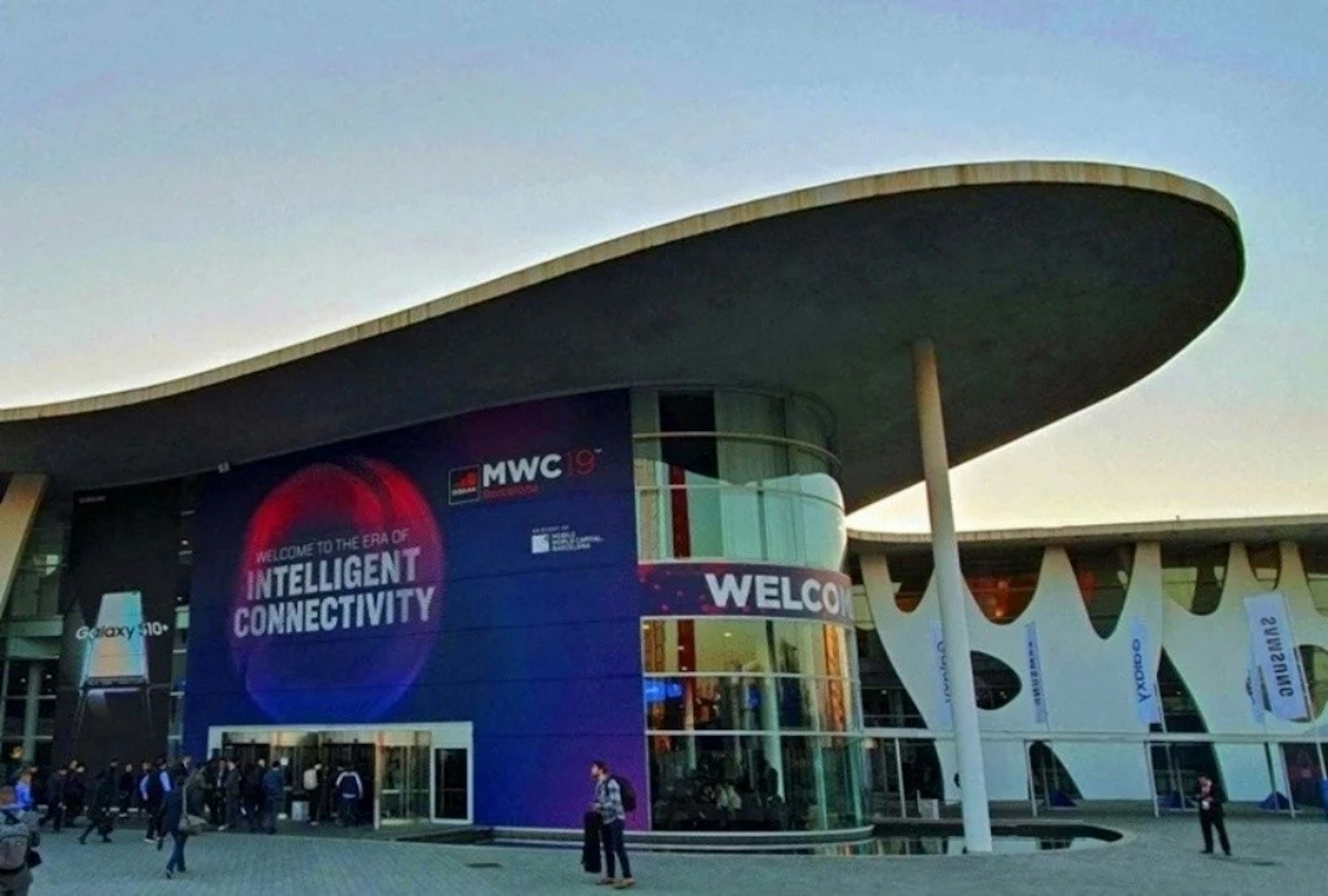 照片中提到了MWC 9、WELCOME TO THE ERA OF、INTELLIGENT，跟紐約公司有關，包含了建築、巴塞羅那世界移動大會、2021年上海世界移動通信大會、2019–20年冠狀病毒大流行、巴塞羅納