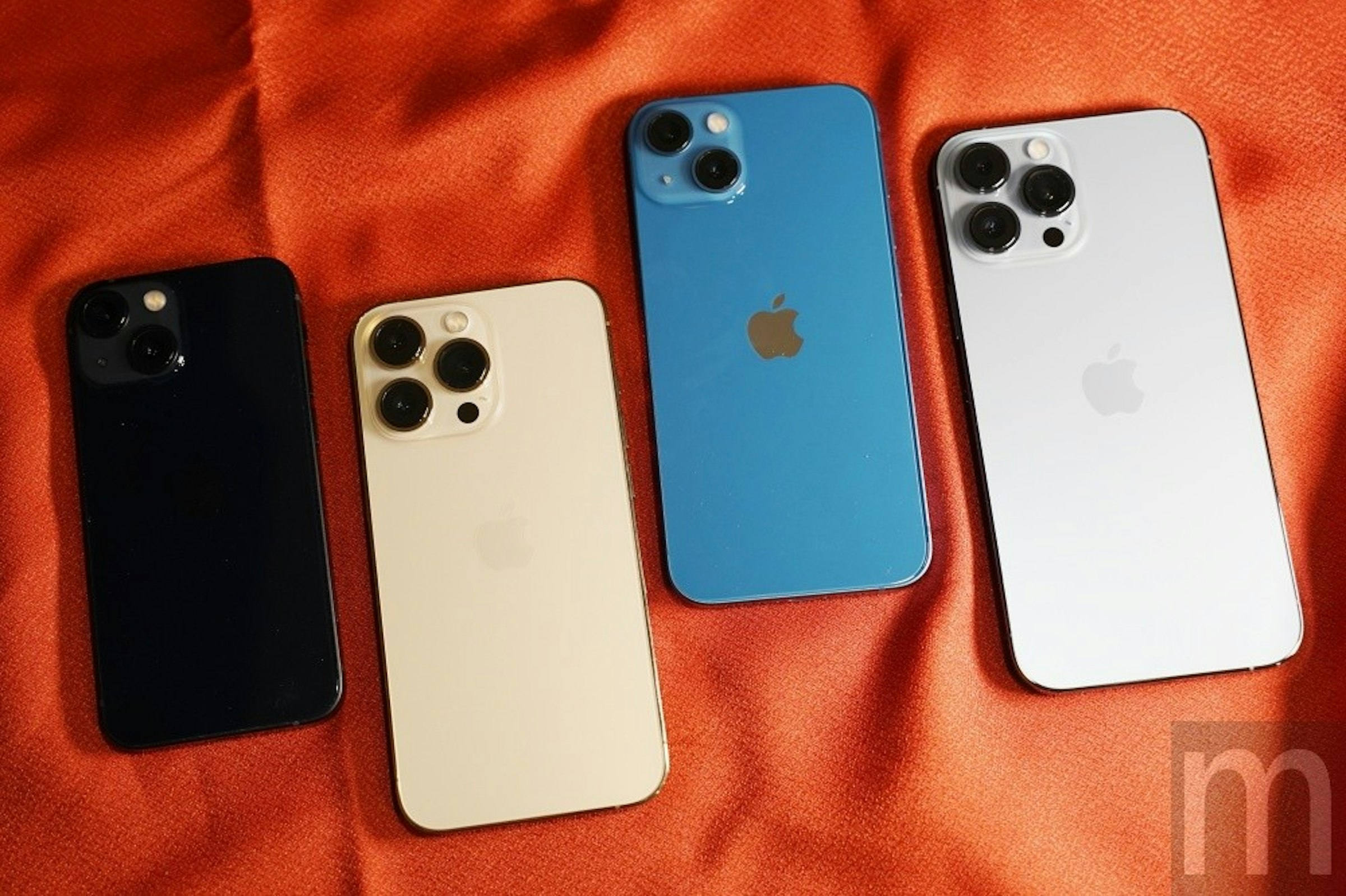 照片中提到了m，跟的MacBook、蘋果公司。有關，包含了iphone 13 mini 顏色、iPhone 12、蘋果 iPhone 13 迷你、蘋果 iPhone 13 Pro Max、蘋果 iPhone 13