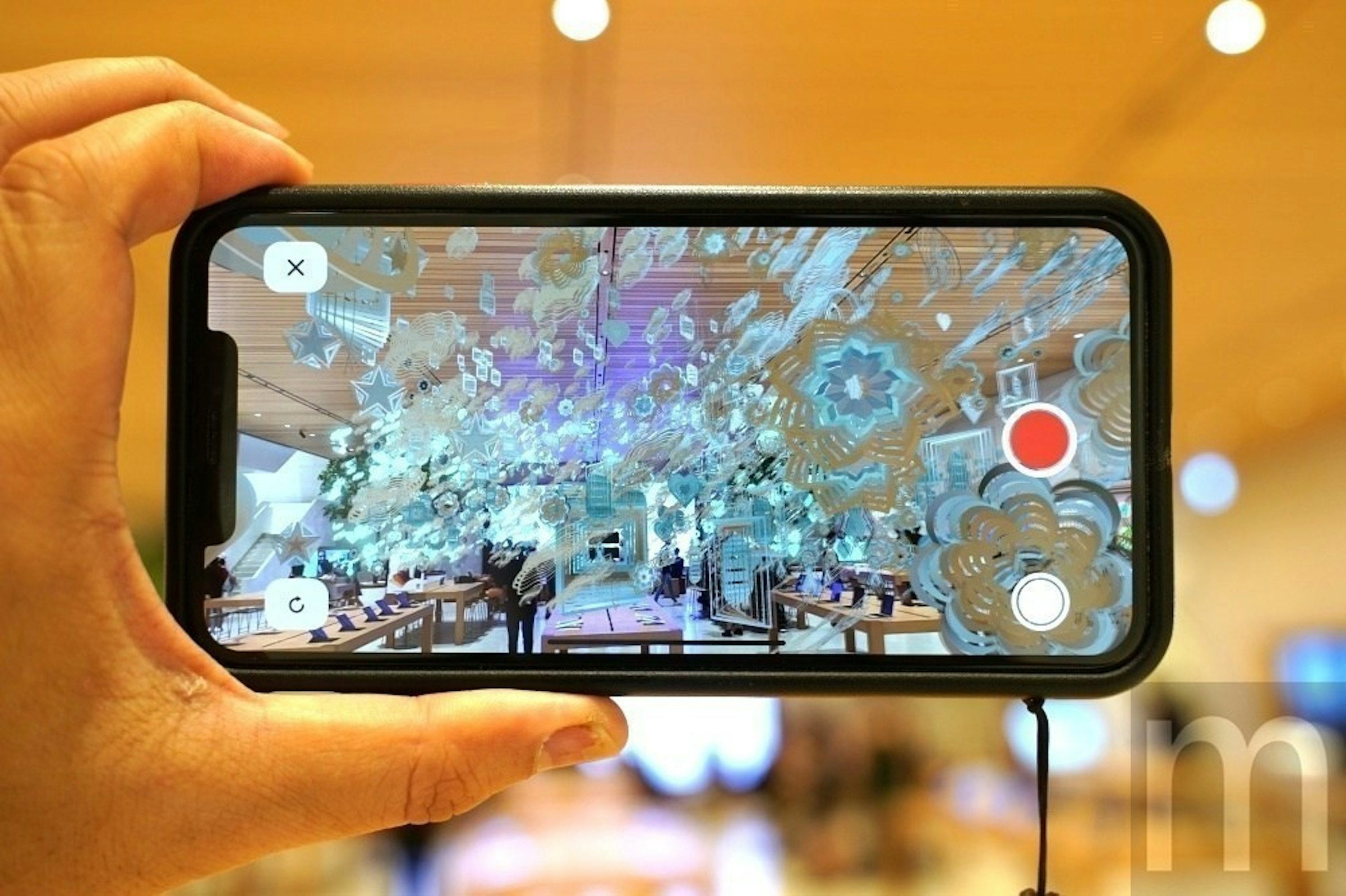 照片中跟iPhone X有關，包含了ar擴增實實境、頭戴式顯示器、增強現實、蘋果、虛擬現實耳機
