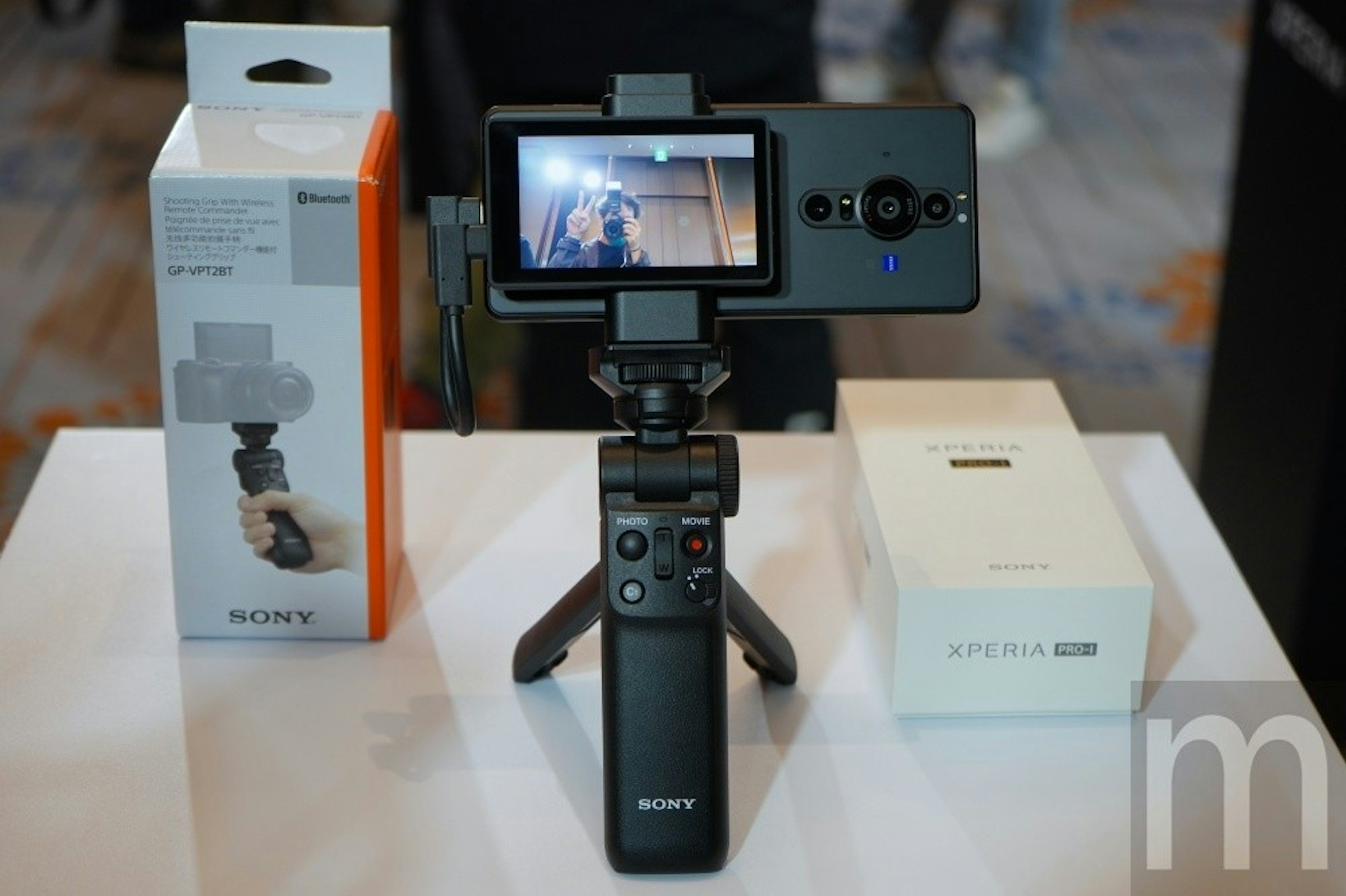 照片中提到了Shocting Gre with wineless、emote Co mande、O Bluetooth，包含了小工具、索尼Xperia Pro、了索尼、相機、鏡頭