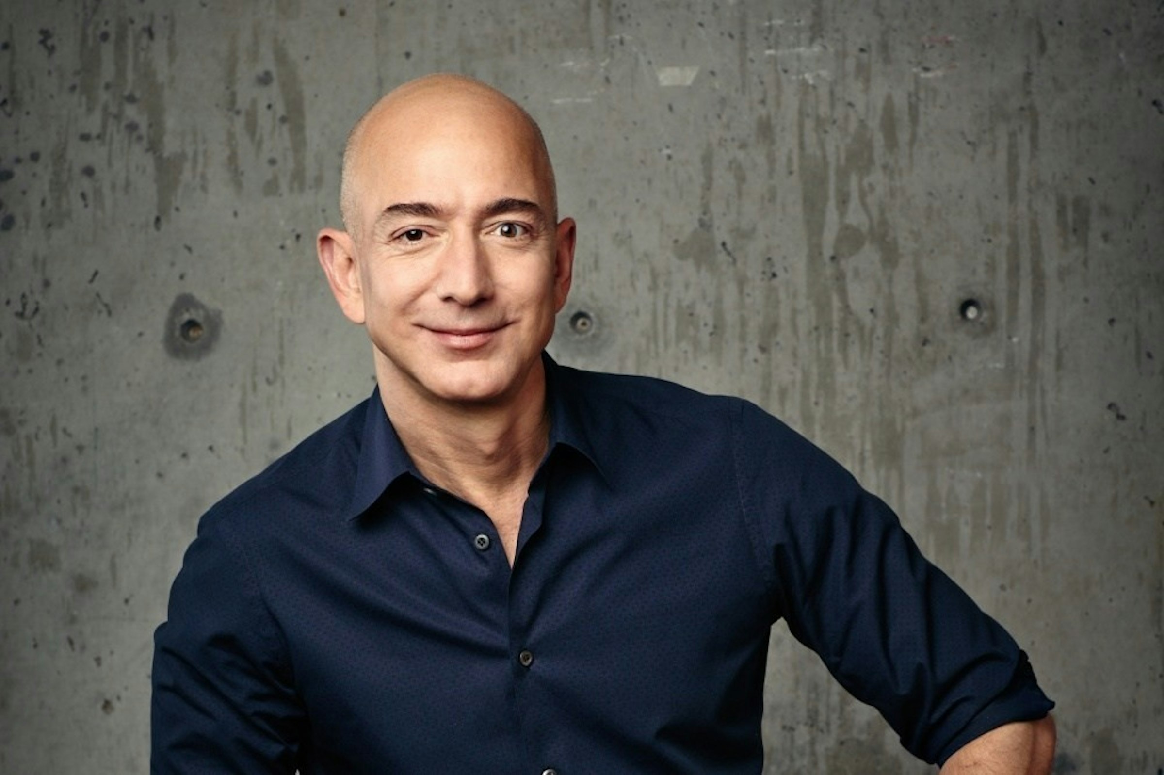 照片中包含了傑夫·貝佐斯2016、傑夫·貝佐斯（Jeff Bezos）、世界億萬富翁、亞馬遜網、首席執行官