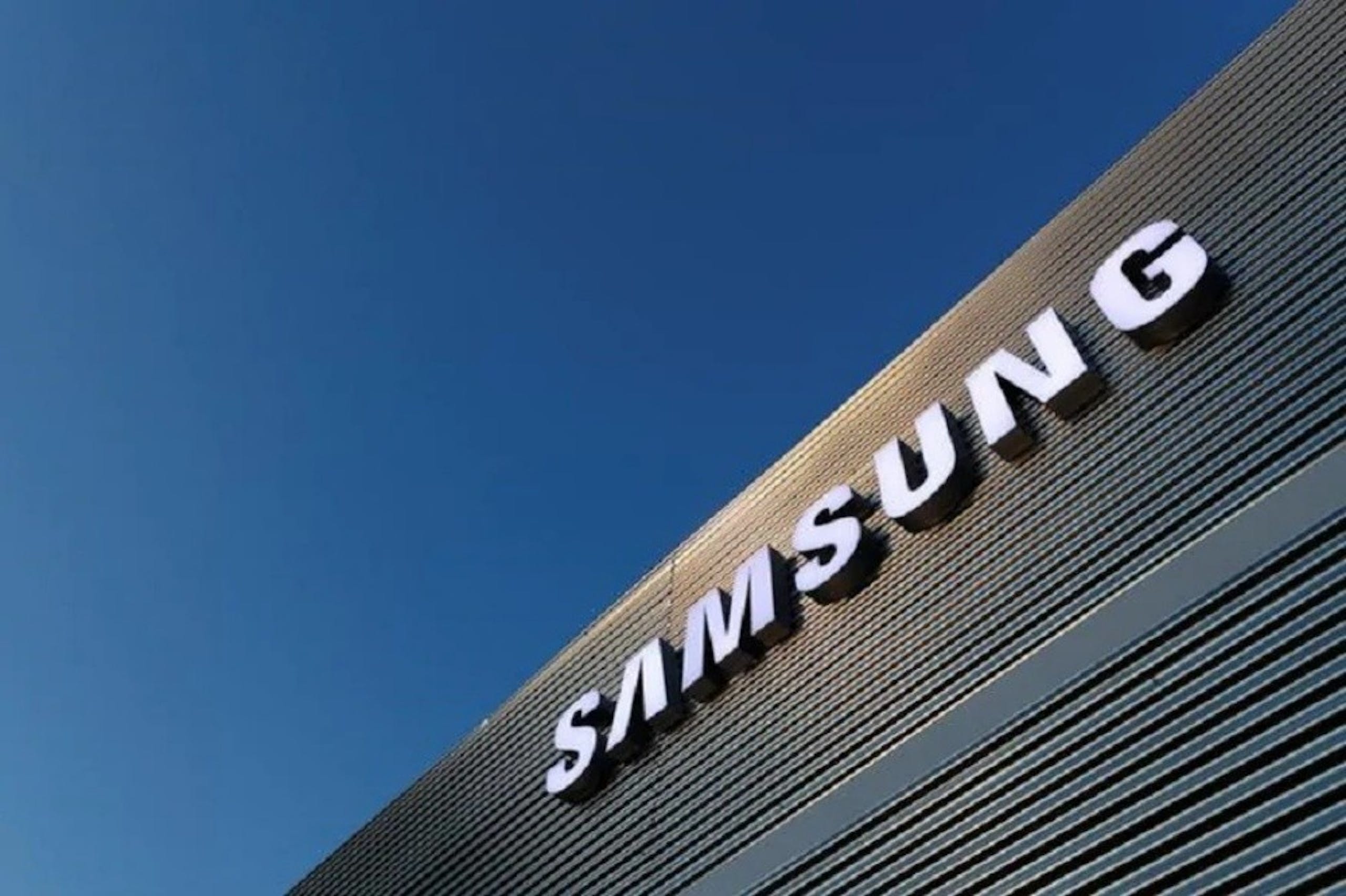 照片中提到了SAMSUNNG，跟三星集團有關，包含了самсунг компания、三星、科技公司、移動電話
