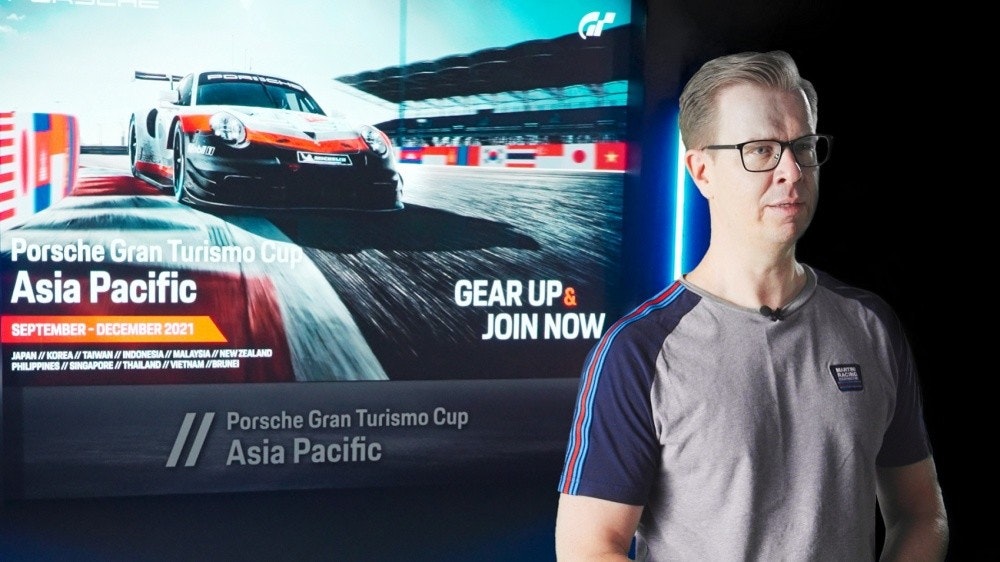 照片中提到了Porsche Gran Turismo Cup、Asia Pacific、GEAR UP&，包含了駕駛、保時捷、保時捷、汽車、摩托車