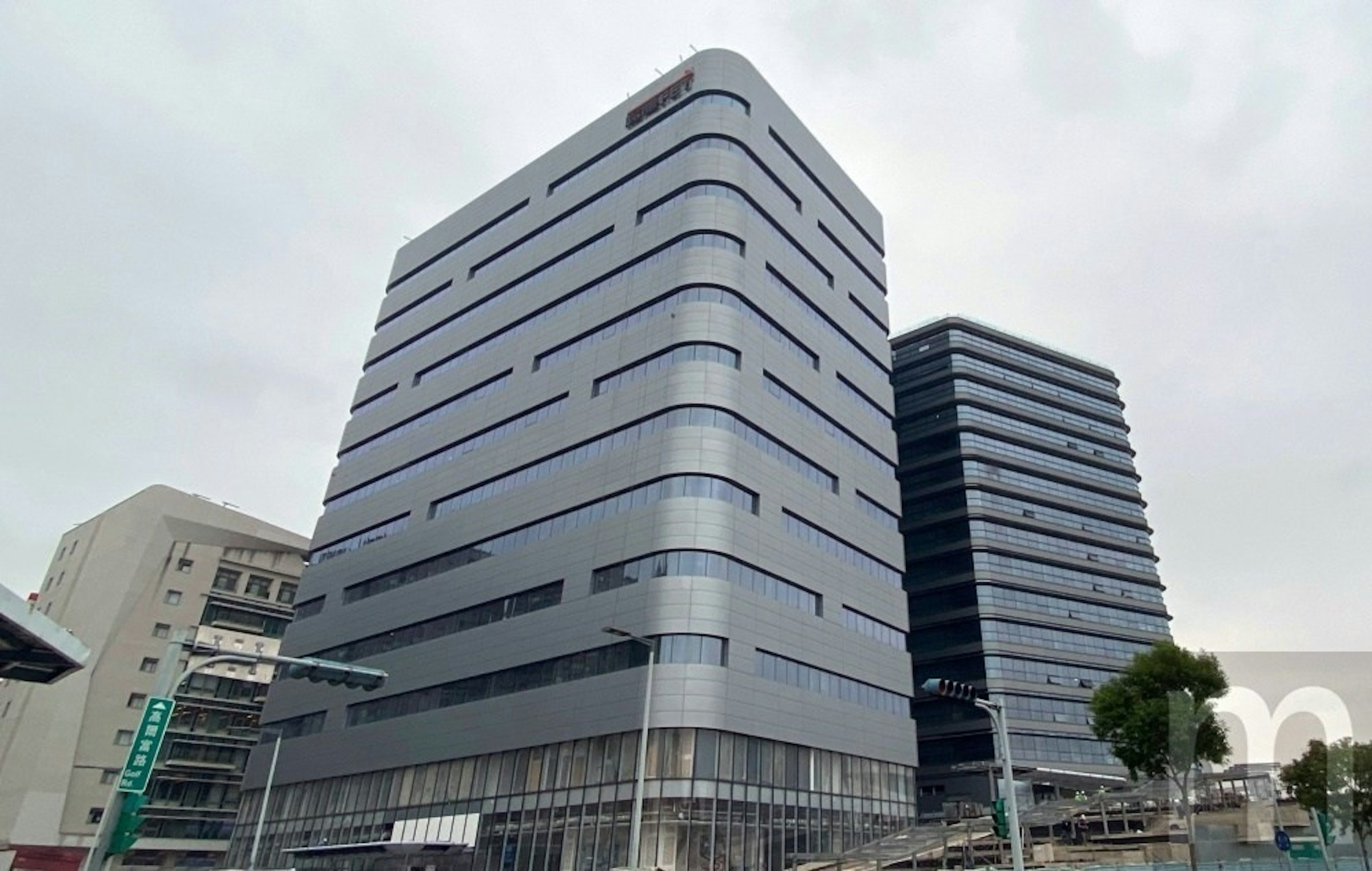 照片中包含了商業建築、房地產、高層建築、儀表、混合使用