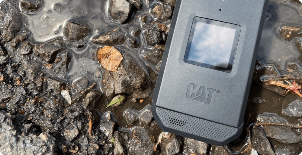 照片中提到了CAT，跟卡特彼勒公司有關，包含了泥、貓、馬什迪吉、貓
