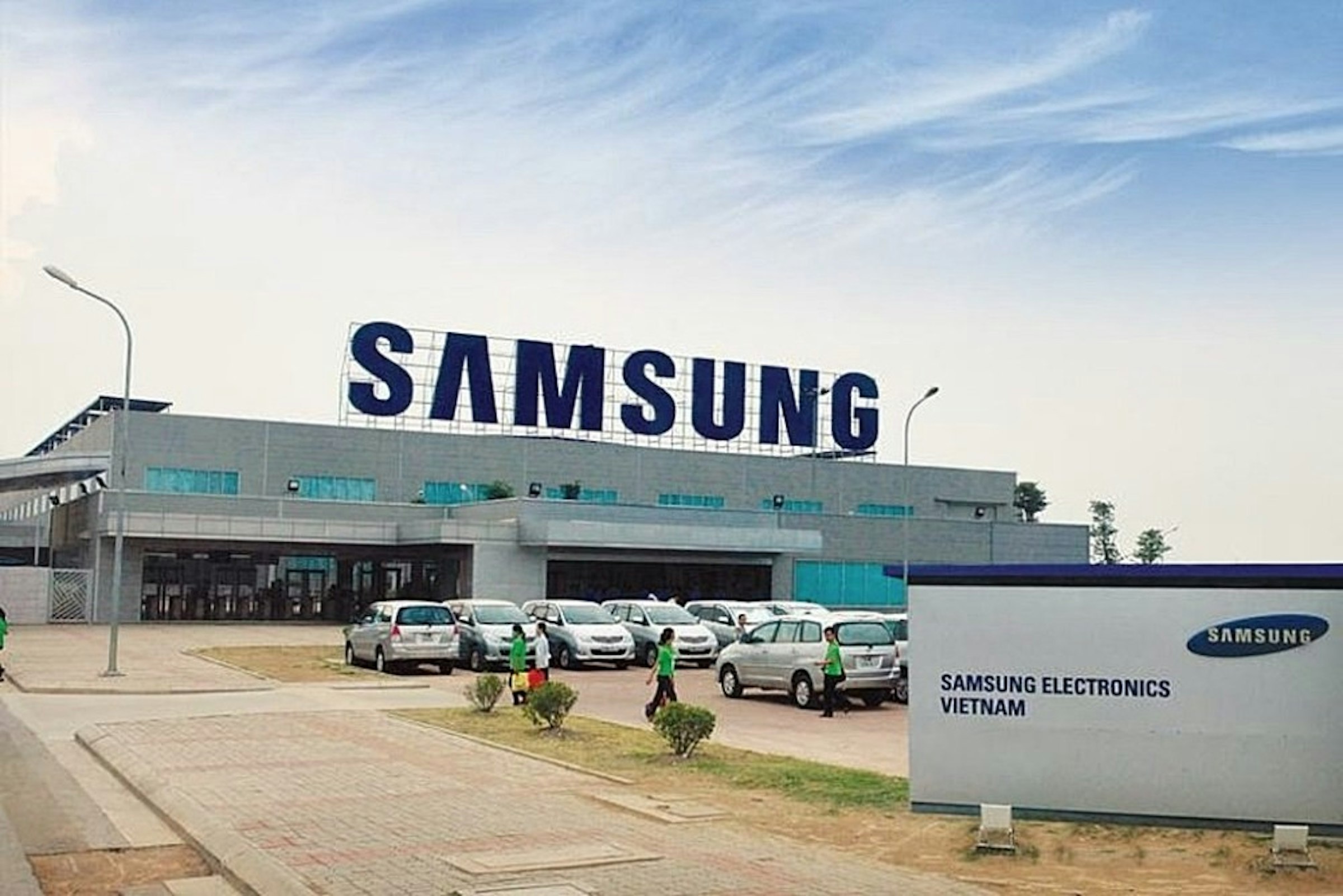 照片中提到了SAMSUNG、SAMSUNG、SAMSUNG ELECTRONICS，跟三星集團、三星集團有關，包含了越南三星工廠、三星、越南、三星電子