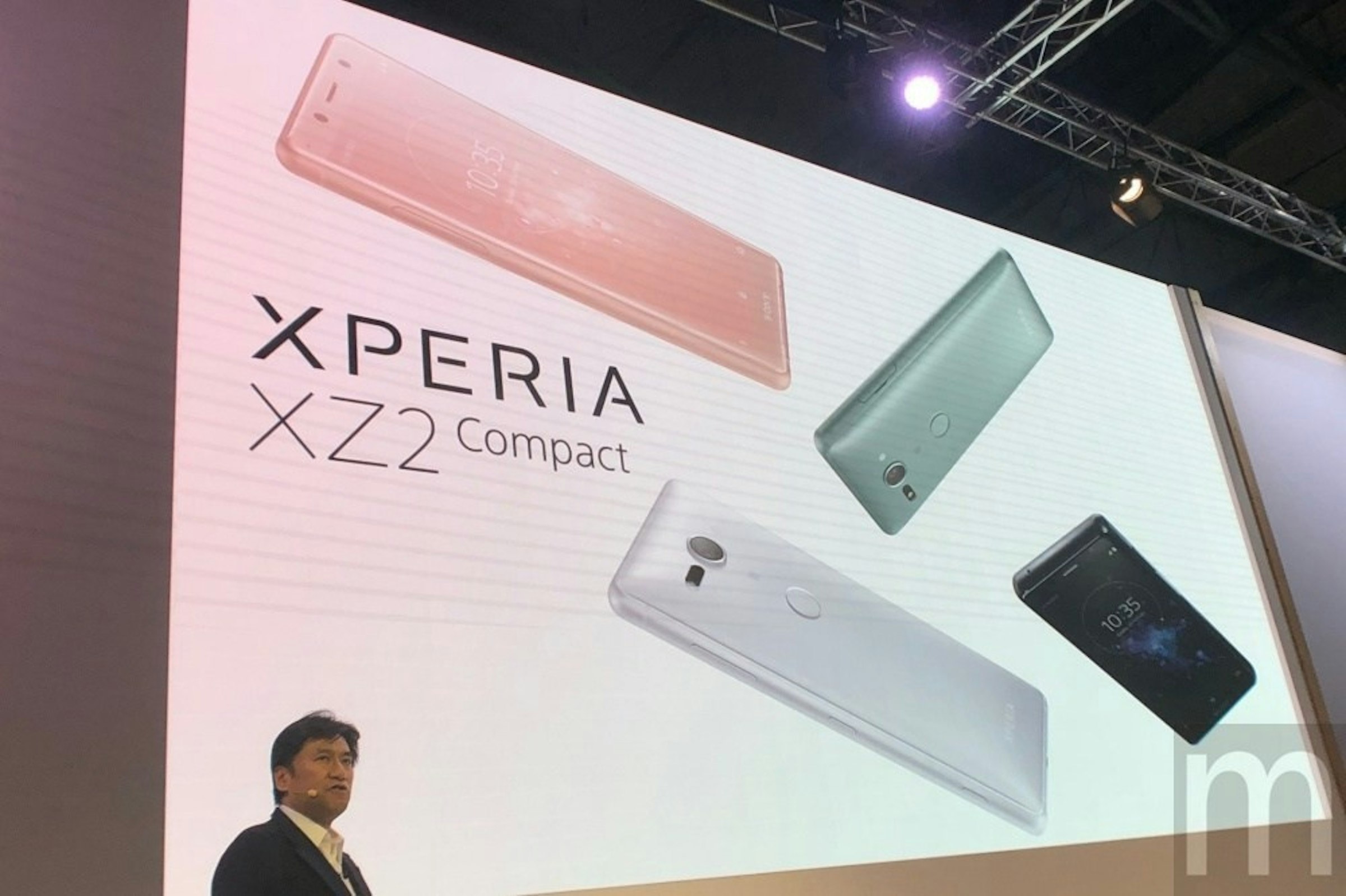 照片中提到了XPERIA、XZ2 Compact、m，跟母親照顧有關，包含了小工具、索尼Xperia XZ2 Compact、2018世界移動大會、索尼Xperia XZ2、索尼Xperia X Compact