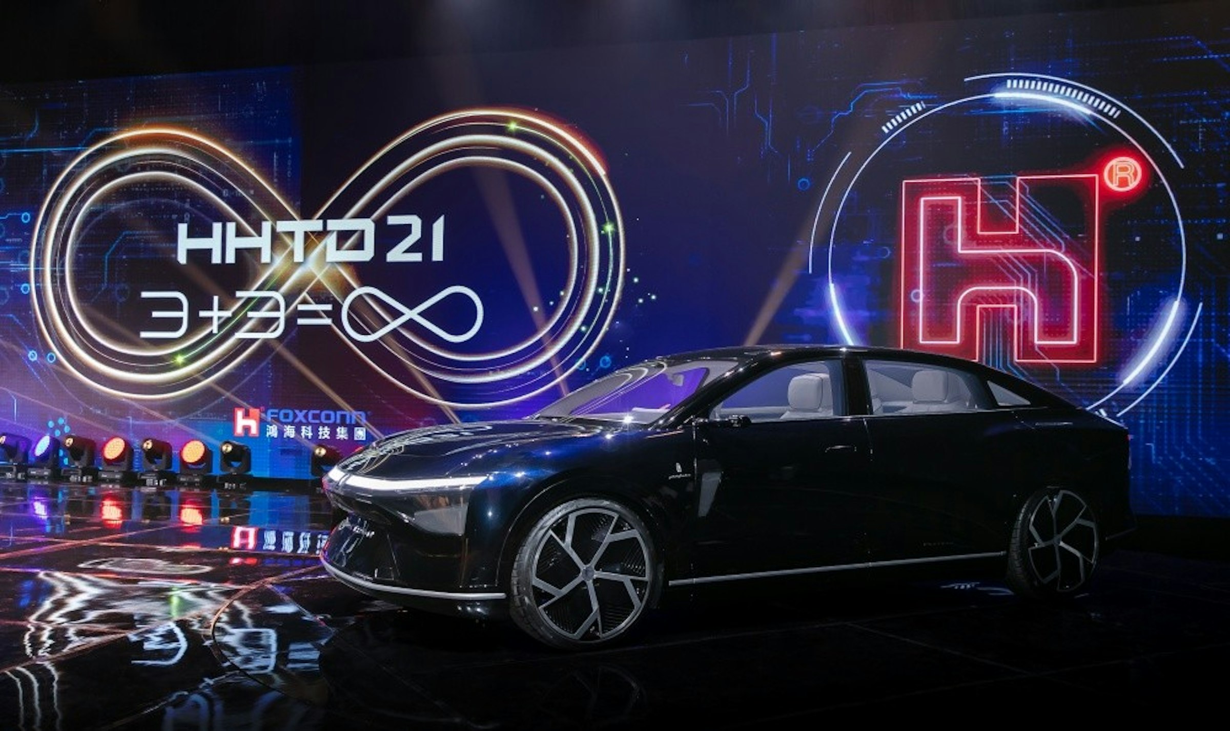 照片中提到了HHTロ21、ヨ C、FOXCOris，跟HC盧加諾有關，包含了車展、勒克斯根、汽車、鴻海精密工業有限公司、電動車