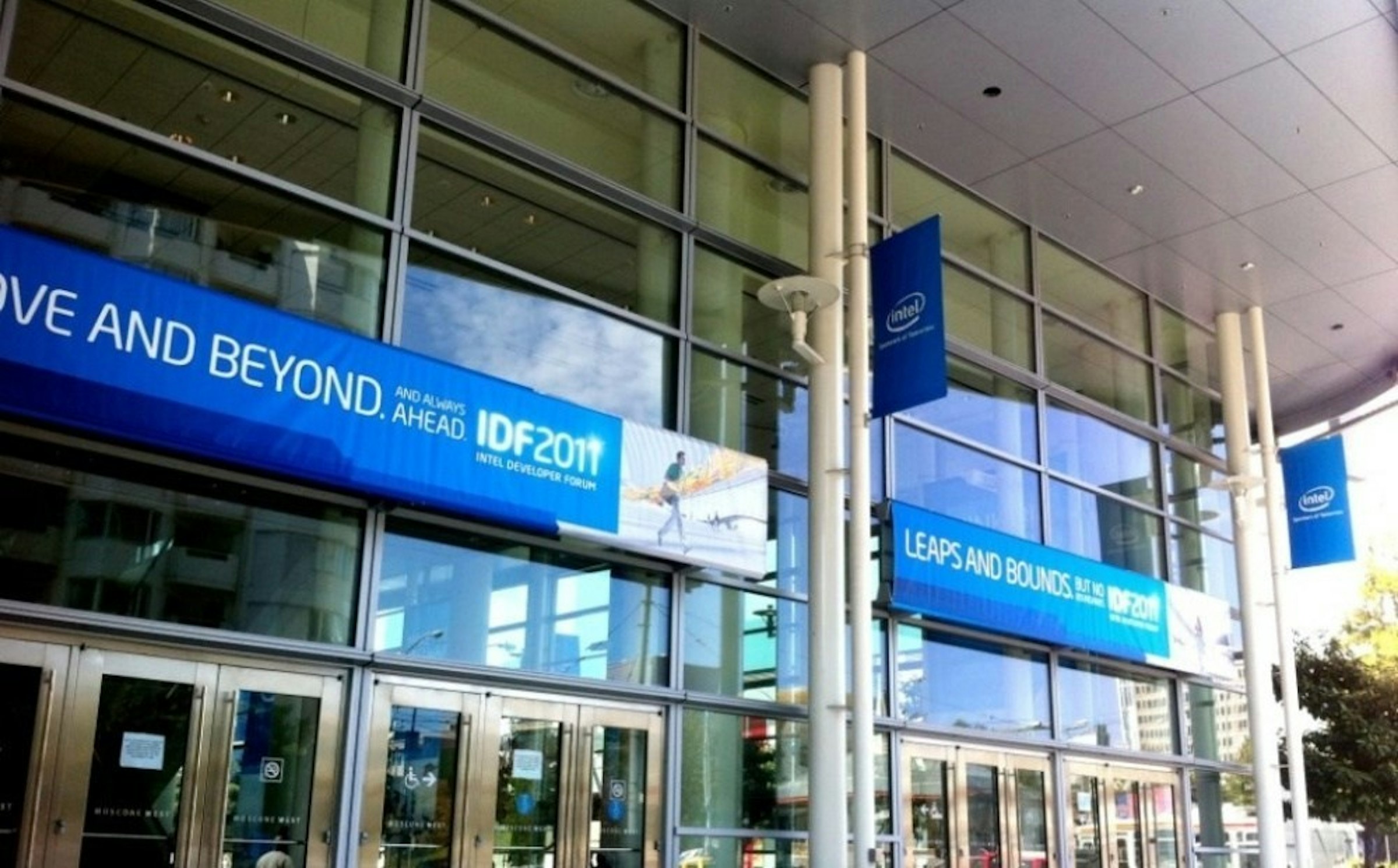 照片中提到了ntel、VE AND BEYOND. AHEAD IDF2011、AND ALWAYS，跟福特汽車公司有關，包含了商業建築、房地產、公司總部、商業地產、正面