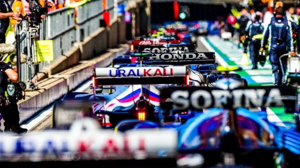 照片中提到了HONDA、URALKALI、SOFINA，跟本田、索菲娜有關，包含了汽車、2022年一級方程式世界錦標賽、梅賽德斯AMG Petronas F1車隊、汽車、法拉利車隊