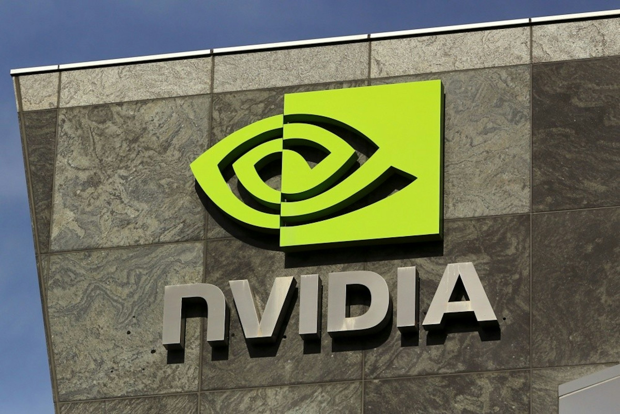 照片中提到了NVIDIA，跟英偉達有關，包含了英偉達要求中國監管機構批准 400 億美元的武器交易、武器控股、ARM架構、NVIDIA GeForce GTX