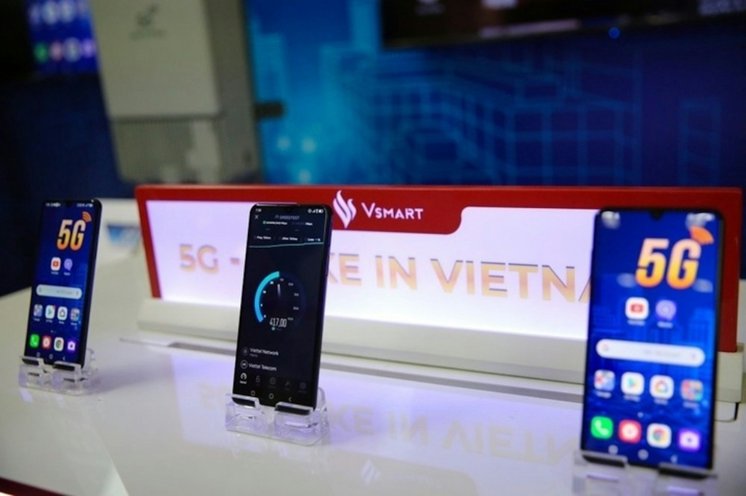 照片中提到了VSMART、56、E IN VIETNA，包含了Vinsmart 5克、VinSmart、5G、移動電話、手機