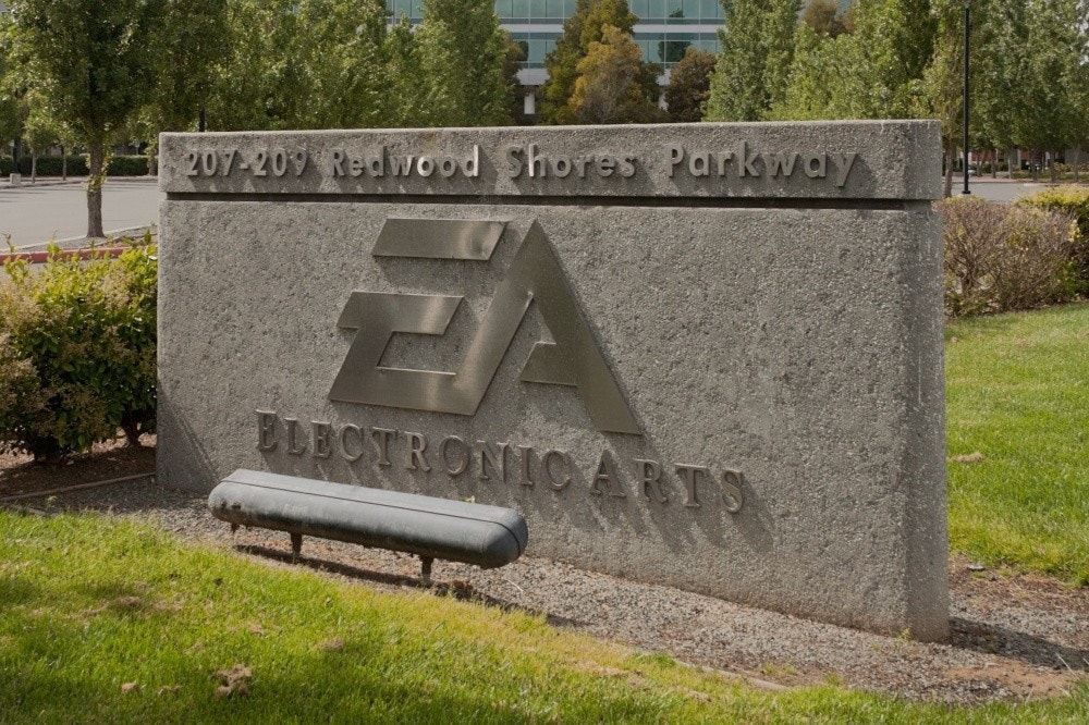 照片中提到了207-209 Redwood Shores Parkway、BLECTROMIC ART，跟電子藝術有關，包含了電子藝術、EA體育、動視暴雪、EA體育