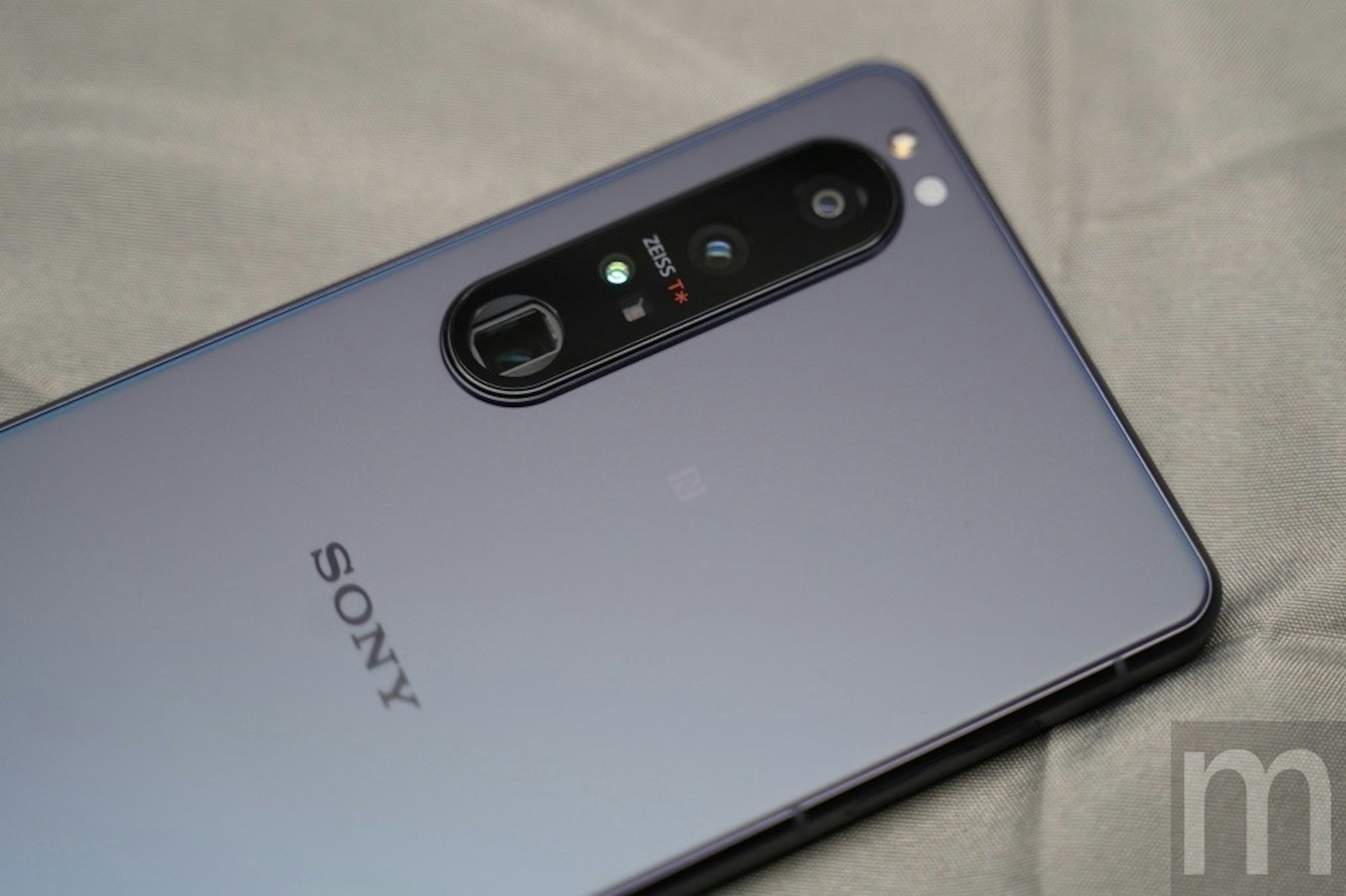 照片中提到了m、ZEISS T*、SONY，跟電影通行證、索尼Xperia XA有關，包含了功能手機、索尼Xperia 1 III、索尼Xperia XA1、了索尼、手機