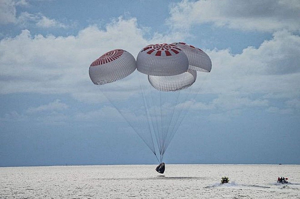 照片中跟肯沃思有關,包含了太空X、SpaceX 靈感4、太空X、龍2、飛濺