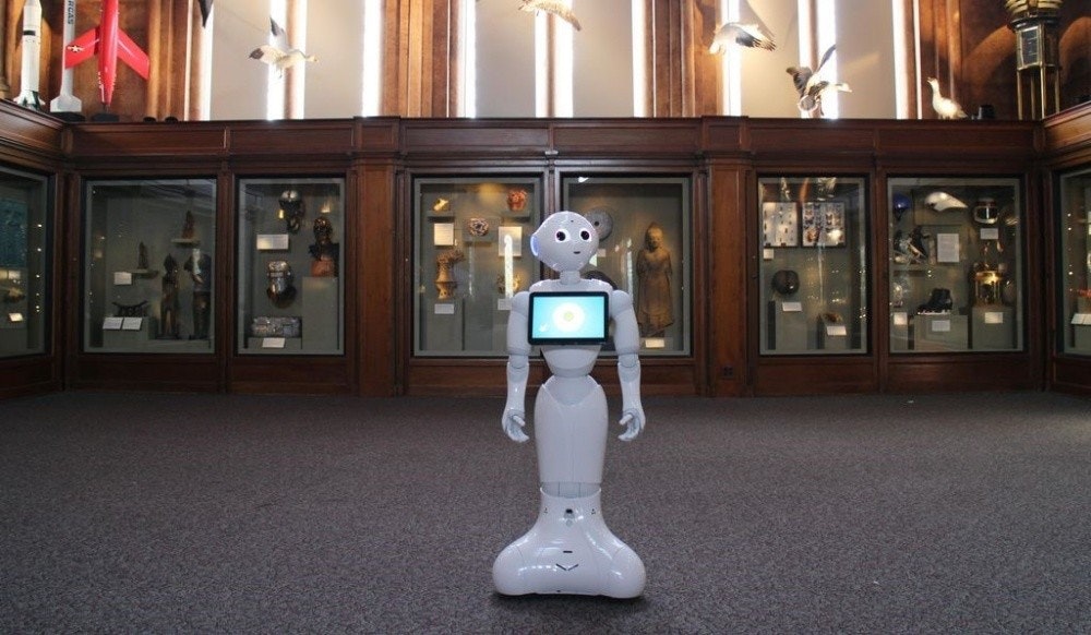 照片中包含了博物館裡的機器人、史密森學會辦公室、博物館、胡椒、機器人