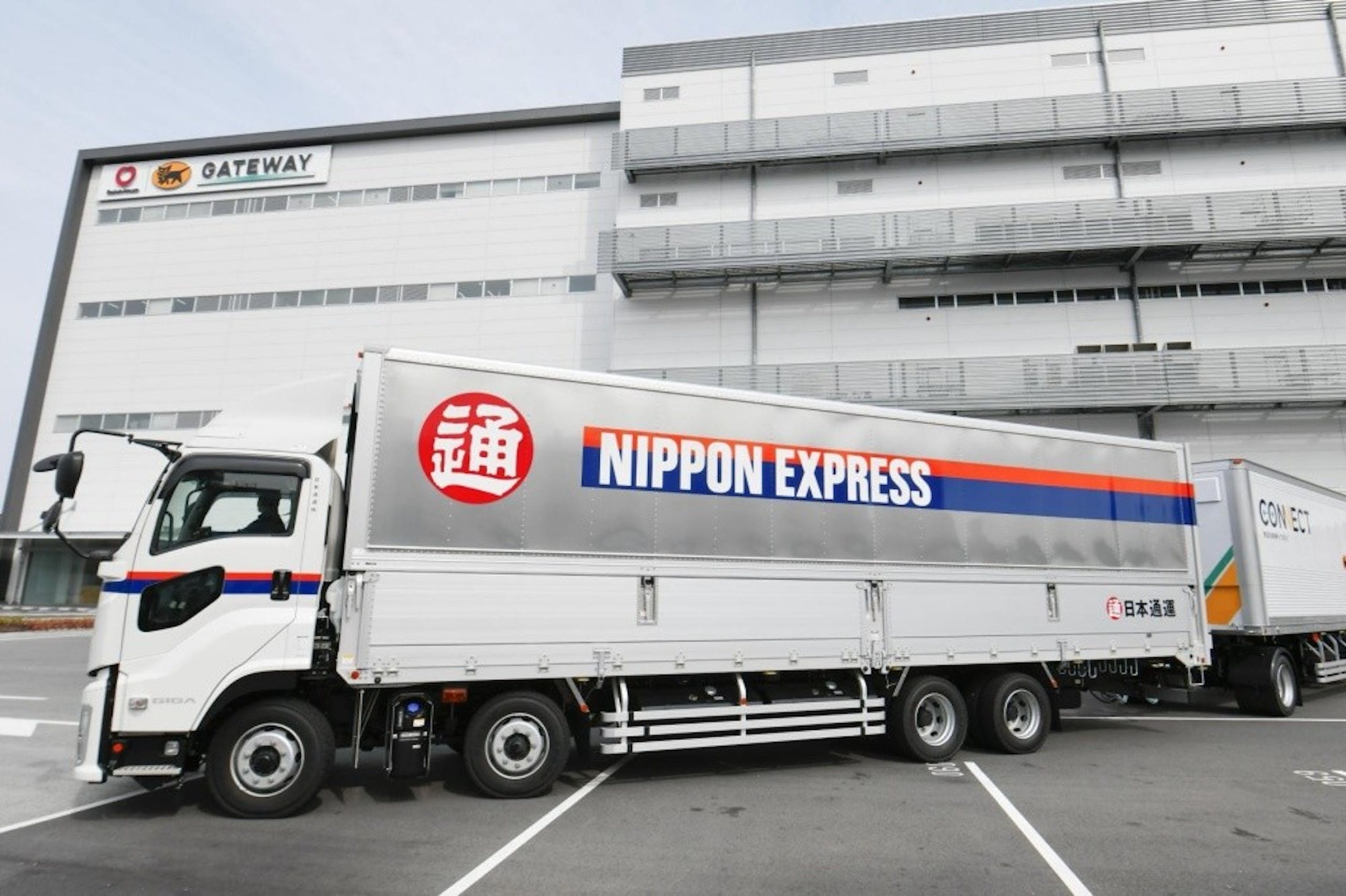 照片中提到了O GATEWAY、鍾、H NIPPON EXPRESS，跟日本快遞、蓋特威技術學院有關，包含了日本快遞、後勤、日本通運美國公司