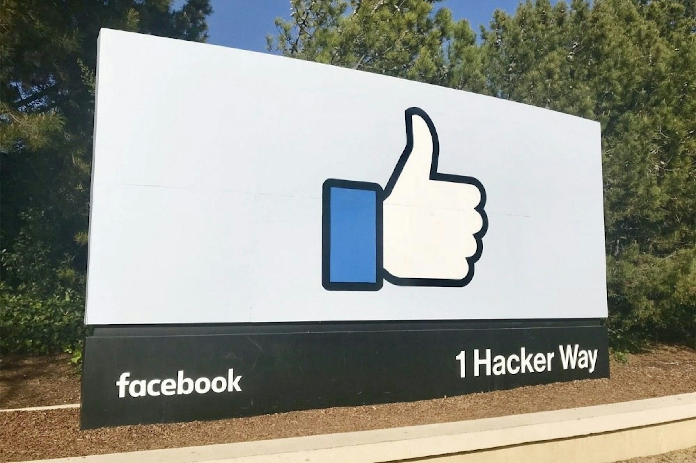 照片中提到了facebook、1 Hacker Way，包含了臉書、美國、加密貨幣、社交媒體、媒體