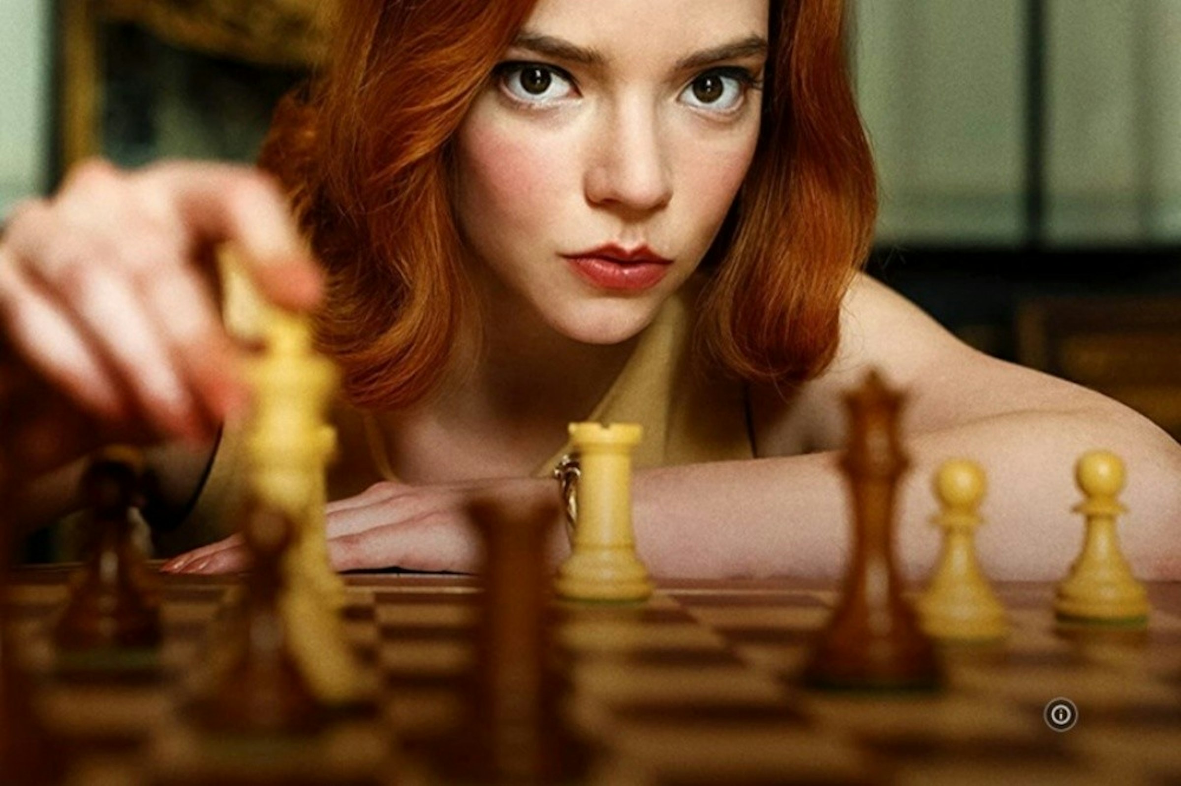 照片中包含了貝絲·哈蒙（Beth harmon）女王的秘訣、安雅·泰勒·喬伊（Anya Taylor-Joy）、女王的甘比特、貝絲·哈蒙、年輕的貝絲·哈蒙