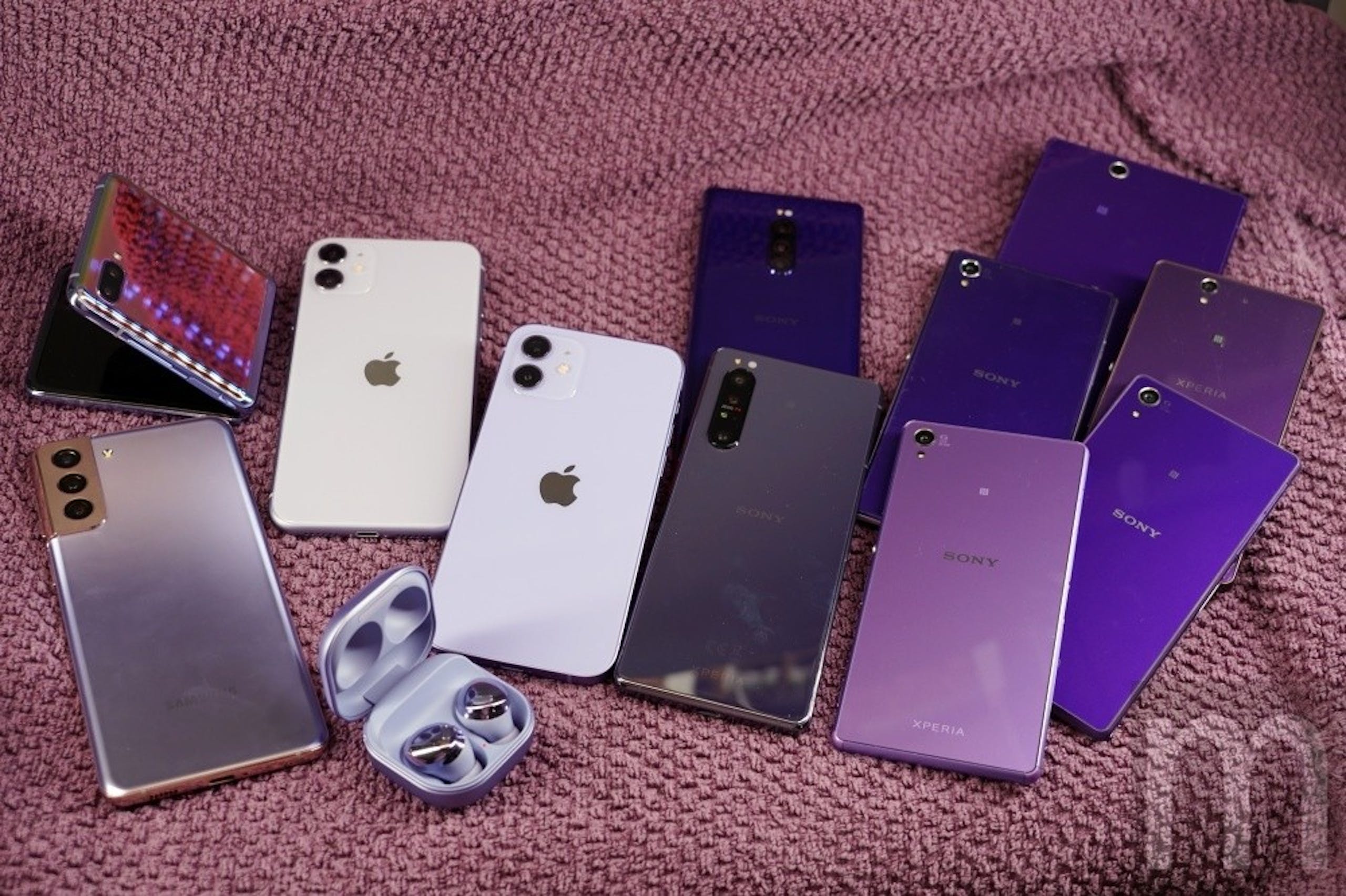 照片中提到了XPERIA、SONY、SONY,包含了電子產品、手機、便攜式通訊設備、產品設計、功能手機