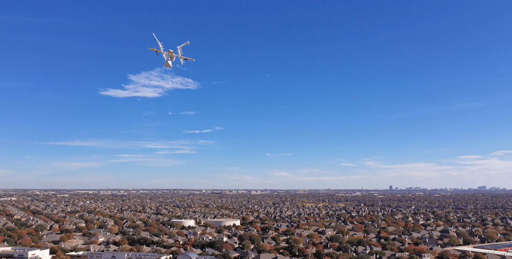 照片中包含了天空、送貨無人機、把德州變成藍色、無人駕駛的航空機、滑索