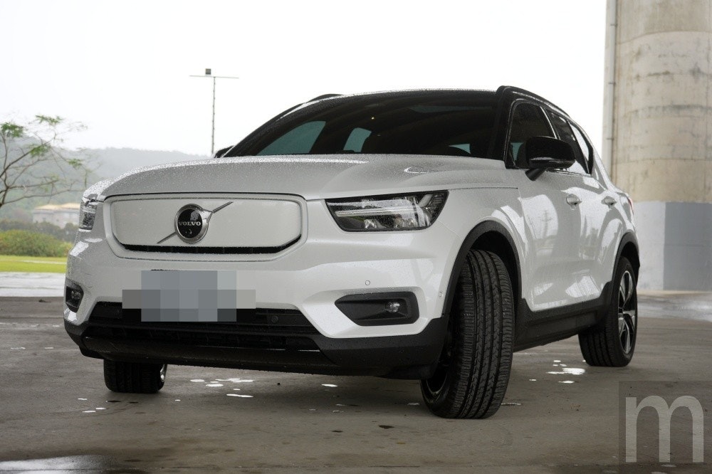 照片中提到了VOLVO、m,跟沃爾沃卡車有關,包含了保險槓、沃爾沃汽車、汽車、沃爾沃 XC40 充電、沃爾沃
