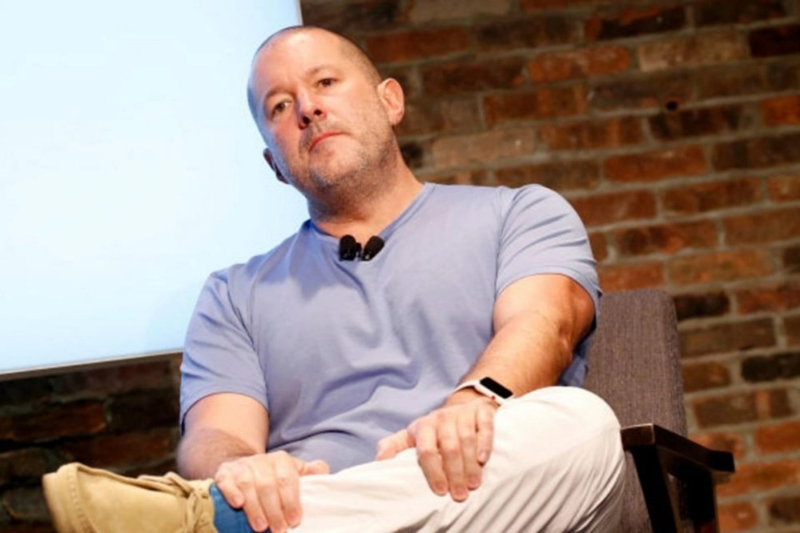 照片中包含了jony ive wallabee、喬尼·艾夫、設計、蘋果、蘋果