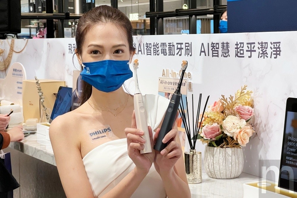 照片中提到了飛、A怪能電動牙刷 Al智慧 超乎潔淨、All-In-ne,跟飛利浦、德薩羅洛大學有關,包含了女孩、產品