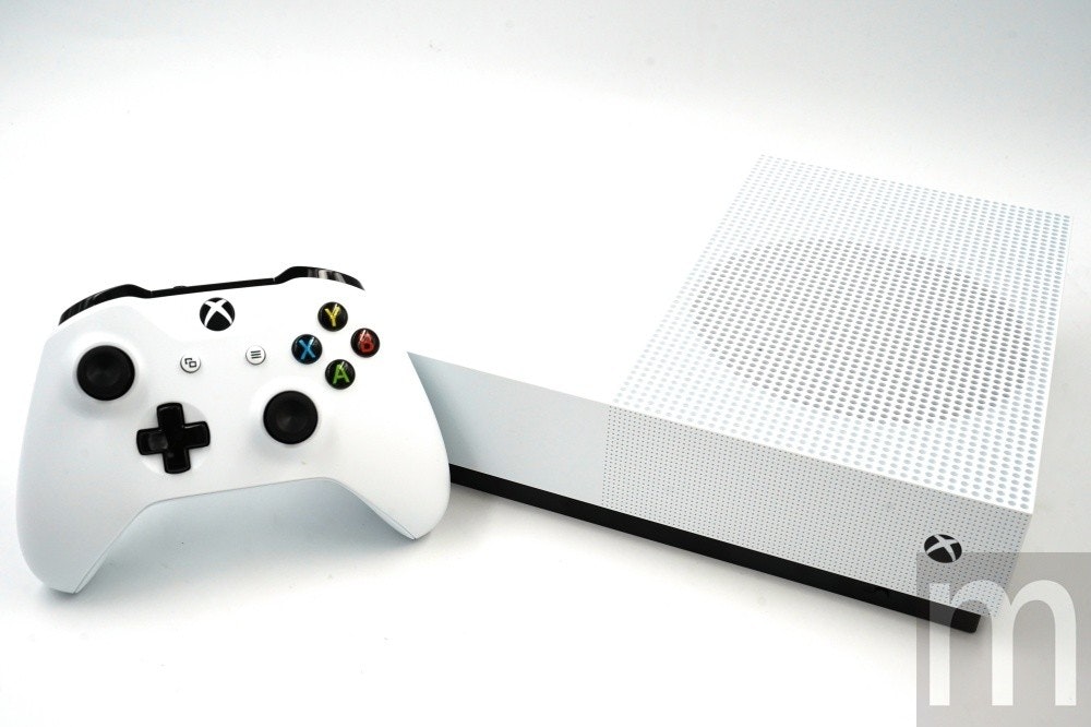 照片中跟的Xbox、麥當勞有關,包含了遊戲控制器、微軟Xbox One S、極限競速地平線 3、微軟、遊戲手柄