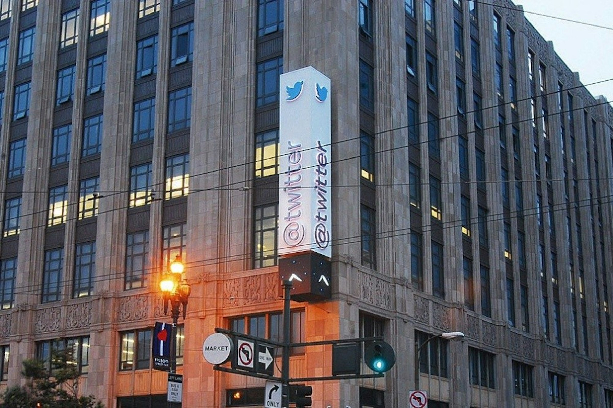 照片中提到了@twitter、@twitter，跟哈肯有關，包含了舊金山的推特、市場街、KQED-FM、股票、市場