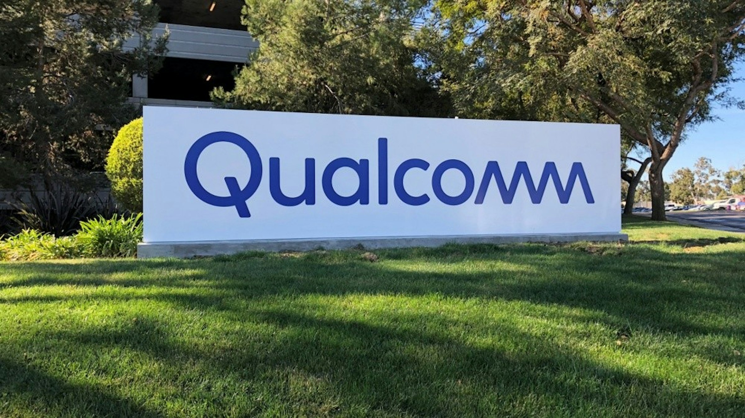 照片中提到了Qualcomm，跟高通公司有關，包含了高通公司、納斯達克代碼：QCOM、高通金魚草、物聯網
