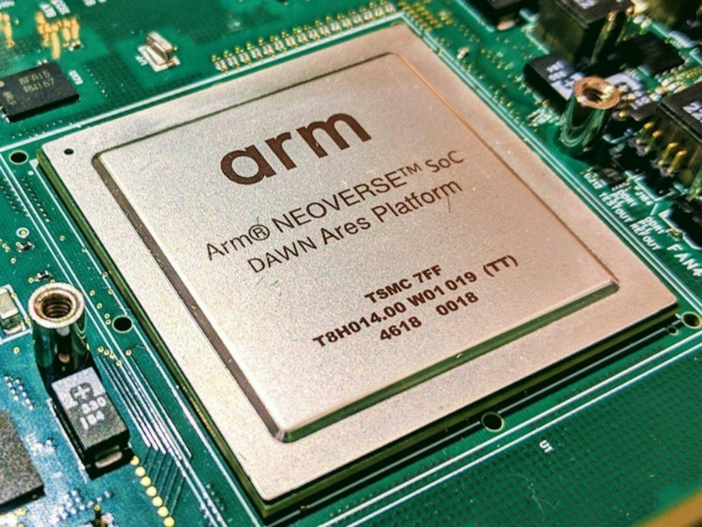 照片中提到了BEAIS、R4167、arm，跟艾姆斯公司有關，包含了引力子臂、ARM 架構家族、中央處理器、可擴展向量擴展、亞馬遜網絡服務