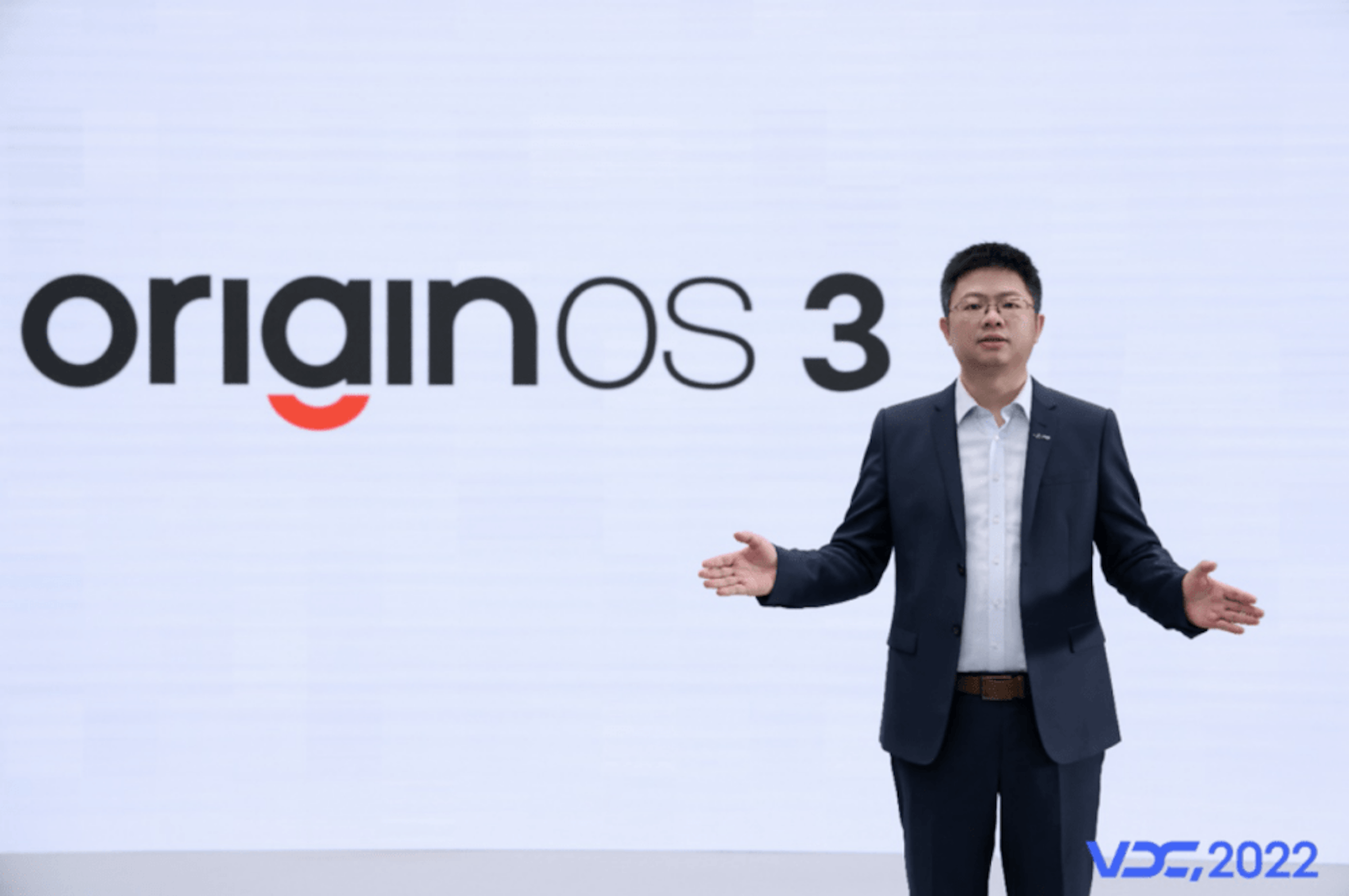 照片中提到了originos 3、V2022，跟電壓輸出有關，包含了起源標誌、起源操作系統、體內、Funtouch OS、體內