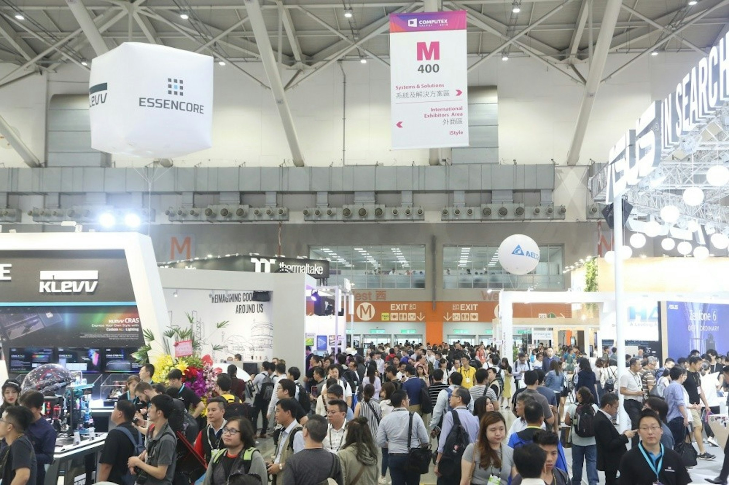 照片中提到了O COMPUTEX、400、Systems & Solutions，包含了人群、電腦、電腦、該場、台北市