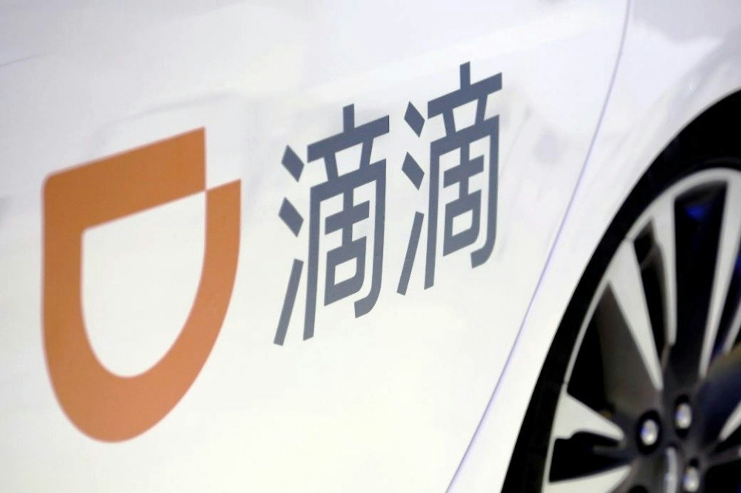 照片中提到了O滴滴，跟滴滴有關，包含了優步中國、中國、出租車、優步技術公司