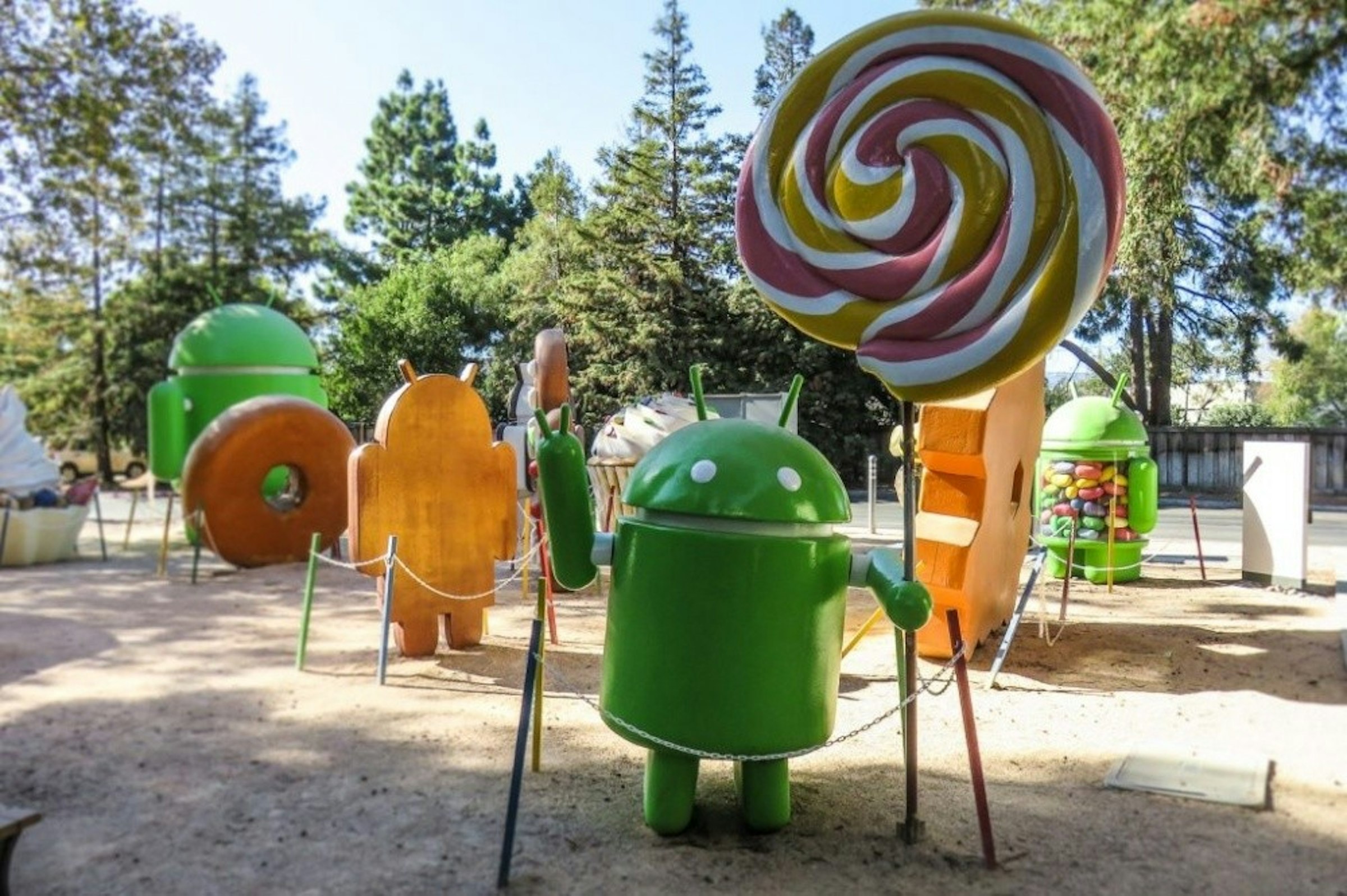 照片中包含了機器人公園、Googleplex、安卓草坪雕像、安卓系統、谷歌