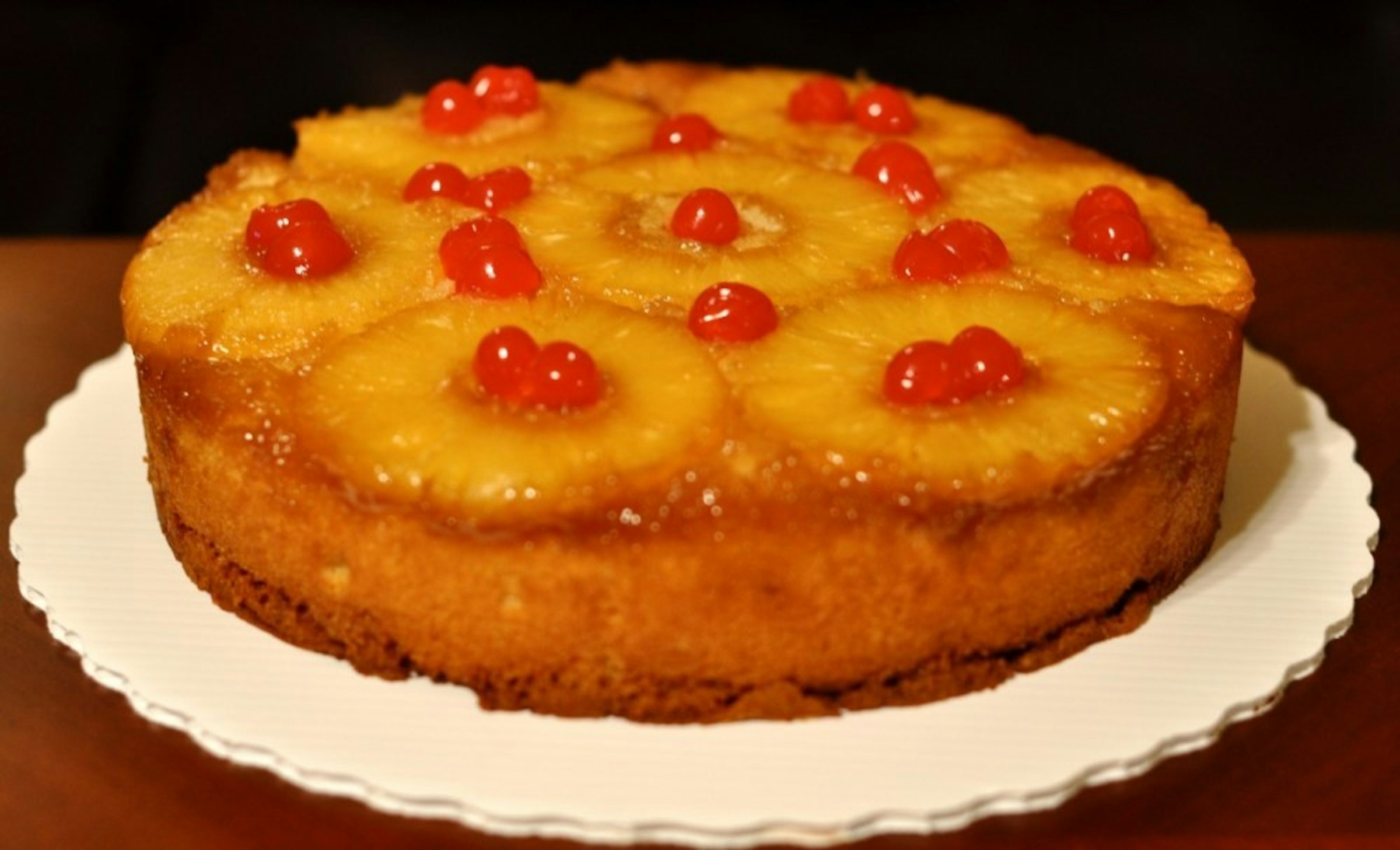 照片中包含了菠蘿翻轉蛋糕、菠蘿、胡蘿蔔蛋糕、菠蘿翻轉蛋糕、蛋糕
