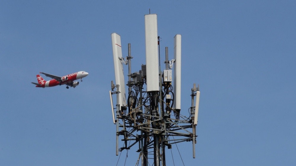 照片中提到了.com,跟賈科米尼有關,包含了5G、5G、移動電話、無線電頻譜、航空安全