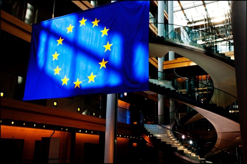 照片中包含了歐盟旗幟、歐洲聯盟、歐洲、歐洲一體化、歐洲國旗