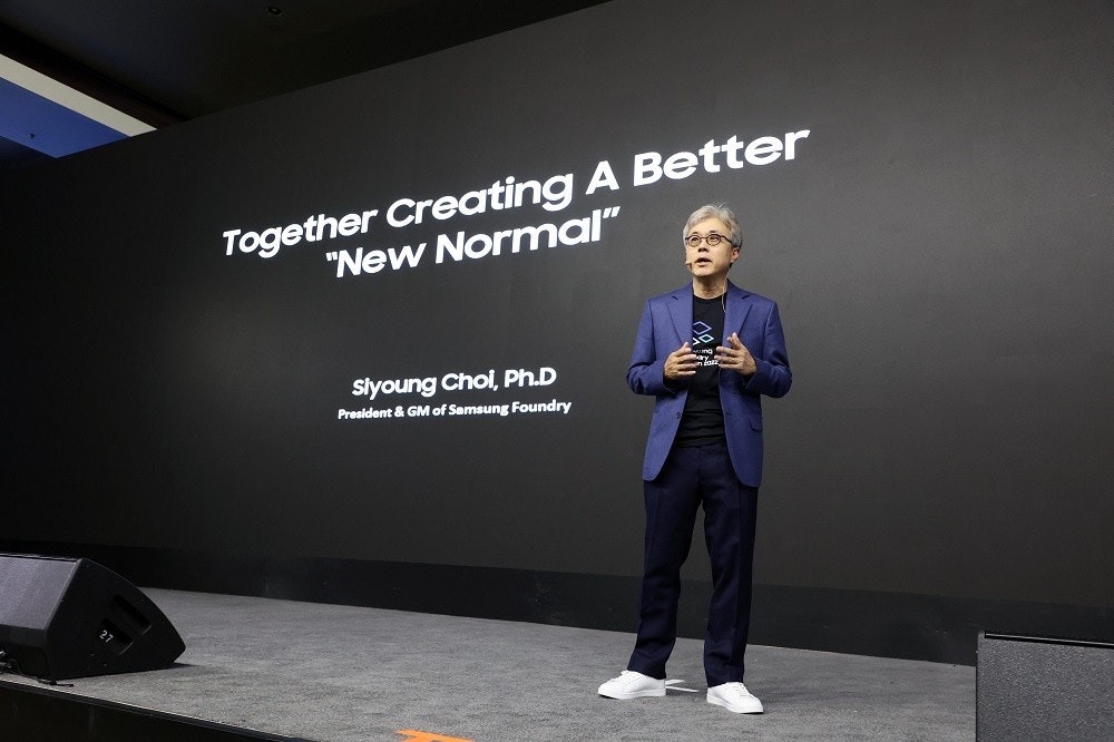 照片中提到了Together Creating A Better、"New Normal"、Siyoung Choi, Ph.D，包含了半導體製造廠、半導體、半導體製造廠、三星電子、電子產品