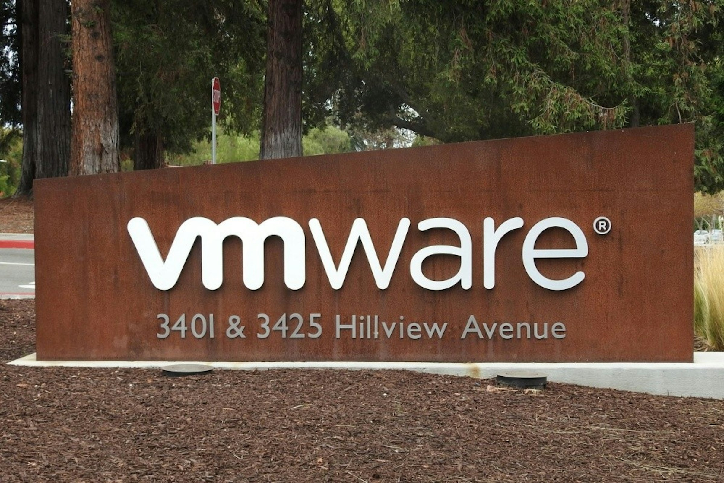 照片中提到了vmware、3401 & 3425 Hillview Avenue，跟的VMware有關，包含了vmware 炭黑標誌、中心、炭黑公司、VMware vSphere
