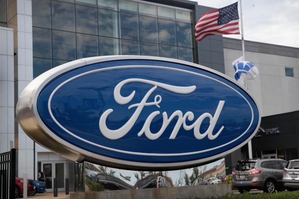 照片中提到了Ford、FOX，跟福特汽車公司有關，包含了普雷斯科特兄弟福特羅謝爾、福特汽車、汽車、福特野馬