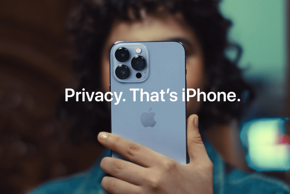 照片中提到了Privacy. That's iPhone.，跟蘋果公司。有關，包含了需要上帝、手機、字形、釘、電話